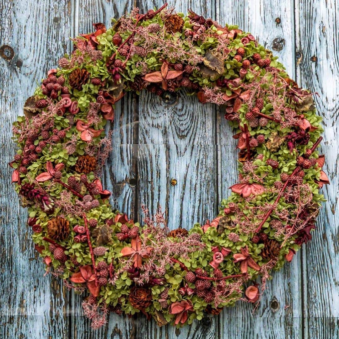 ニコライ・バーグマン・フラワーズ＆デザインさんのインスタグラム写真 - (ニコライ・バーグマン・フラワーズ＆デザインInstagram)「Always fun to create different colored wreaths. #nicolaibergmann #ニコライバーグマン #wreath #holiday」11月28日 7時53分 - nicolaibergmann