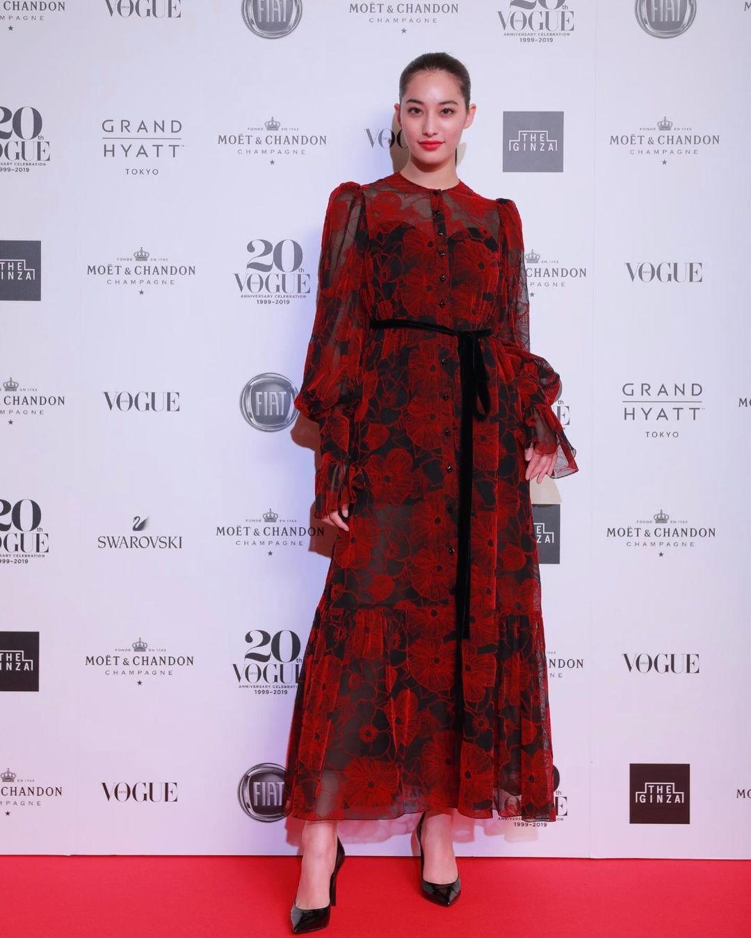 細谷理紗のインスタグラム：「@voguejapan 20th anniversary ♥️ おめでとうございます🎉　﻿  Dress by @tae_ashida_official  ドレスは #taeashidaさんです ♥️﻿ ﻿  #voguejapan20th.」