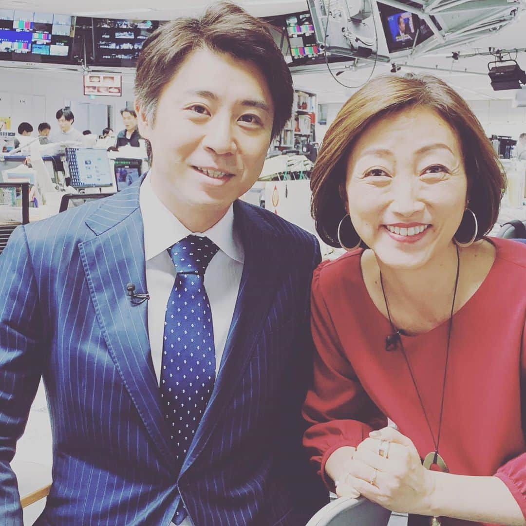 のインスタグラム：「大阪大学の安田洋祐せんせーと。 たまにご一緒する。 横にいると、ふーんそーかーそうおかんがえになるんだーと色々学ぶ。 考えだけでなく客観的根拠をわかりやすく解説もくださる。 かっこいーなあと思う。 ので、撮っていただいた。😊　いぇーい。」