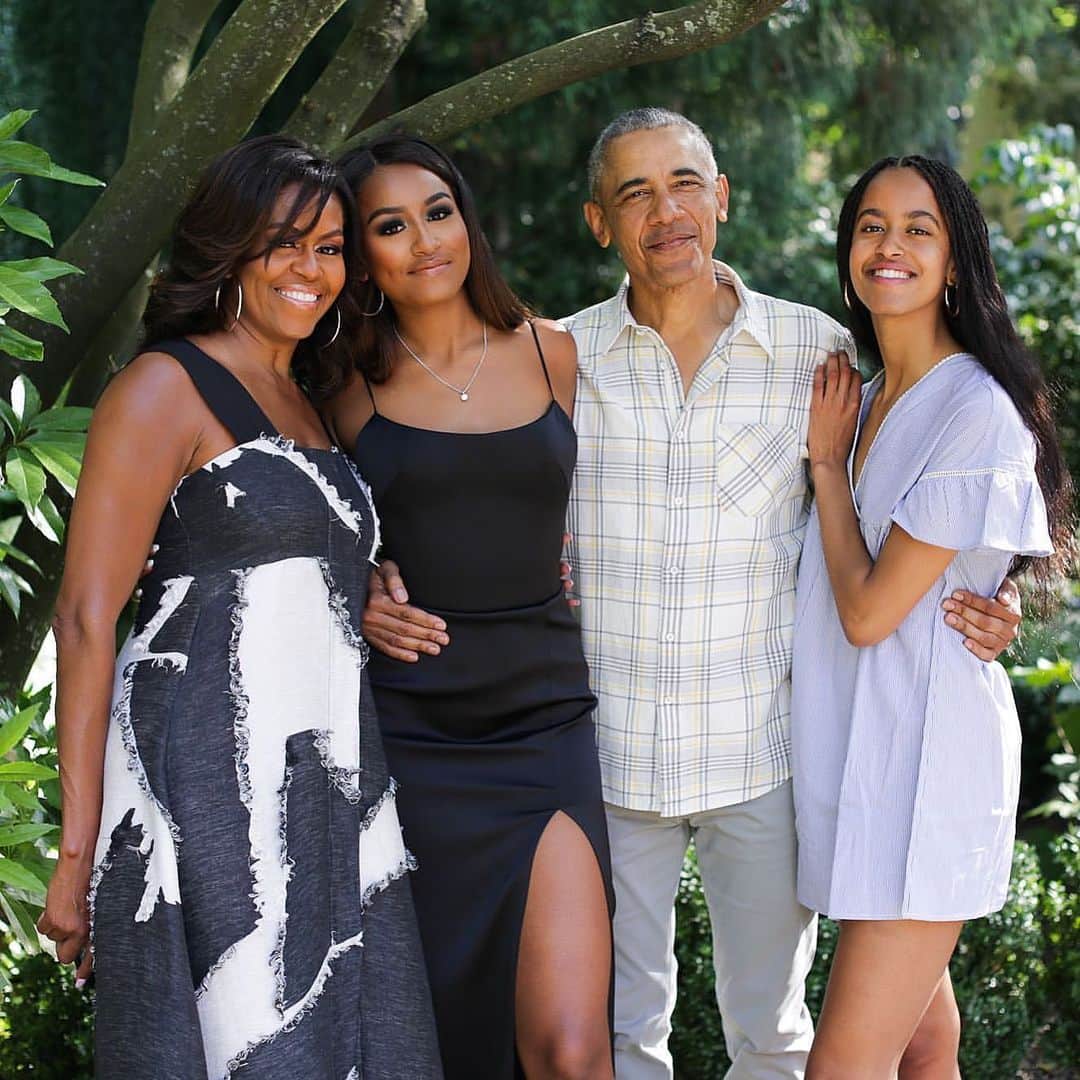 Just Jaredさんのインスタグラム写真 - (Just JaredInstagram)「“From our family to yours, #HappyThanksgiving!” @michelleobama writes of her family photo with @barackobama and their two daughters Sasha, 18, and Malia, 21. 🦃🦃🦃」11月28日 8時07分 - justjared