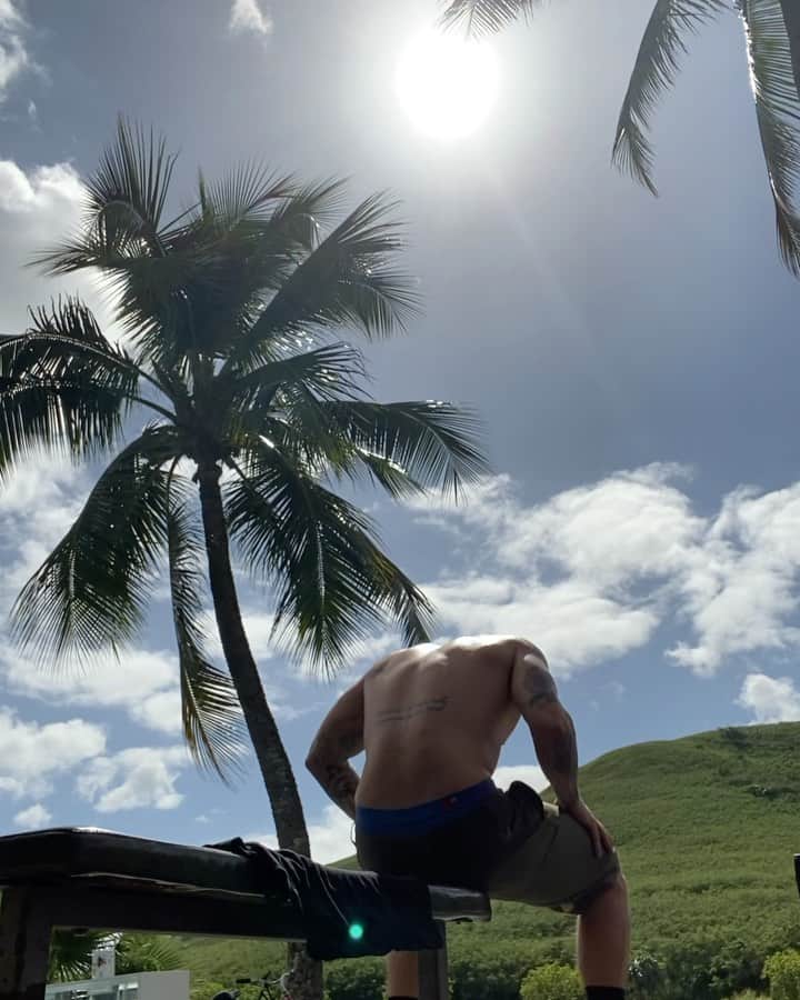 ザッキー・ヴェンジェンスのインスタグラム：「Having some fun in the sun ☀️⚡️🌈🔥 #oahu #kailua #luckywelivehawaii #core #abs #sunshine #fitness #workout #letsduckinggo 🦆 #alltimelow #musicians」