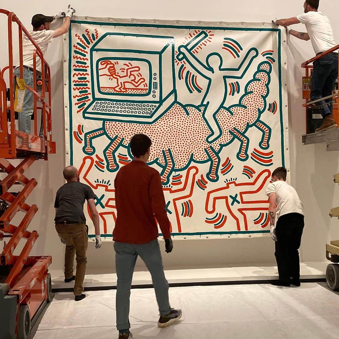 KAWSONEさんのインスタグラム写真 - (KAWSONEInstagram)「Happy to be back in Melbourne at the @ngvmelbourne looking through the Haring/ Basquiat exhibition “Crossing Lines” before it opens December 1st. #NGV #Haring #Basquait」11月28日 8時15分 - kaws