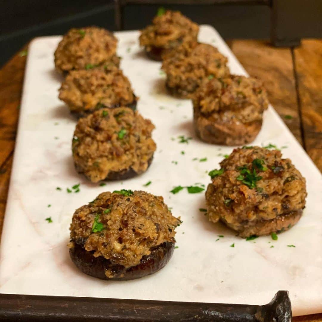 ジョンソンヴィルのインスタグラム：「In need of some last minute #Thanksgiving #recipe inspiration? Feast your eyes on a few of our fan favorite holiday dish ideas.  #1 Sausage Stuffed Mushrooms by @charlotte_fashion_plate #2 Savory Sausage Cupcakes by @bohican_ #3 Italian Sausage Bread Stuffing by @_holycannolis #4 Thanksgiving Sausage Party Platter by @chinaecho8」