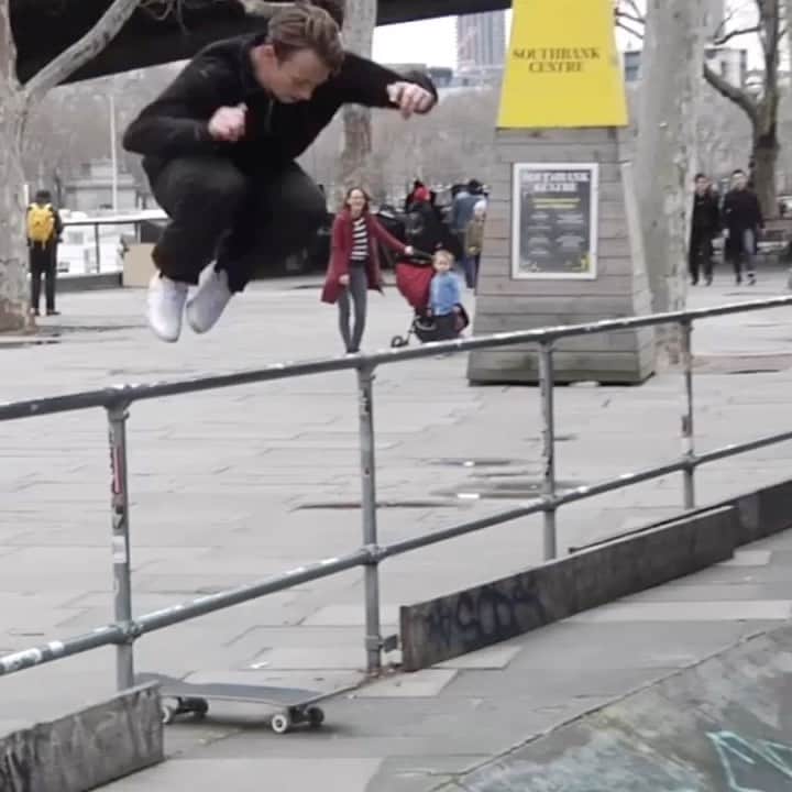adidas Skateboardingのインスタグラム：「A style of his own /// Happy birthday @mikearnoldeluxe 🎊. • #adidasSkateboarding #MikeArnold」