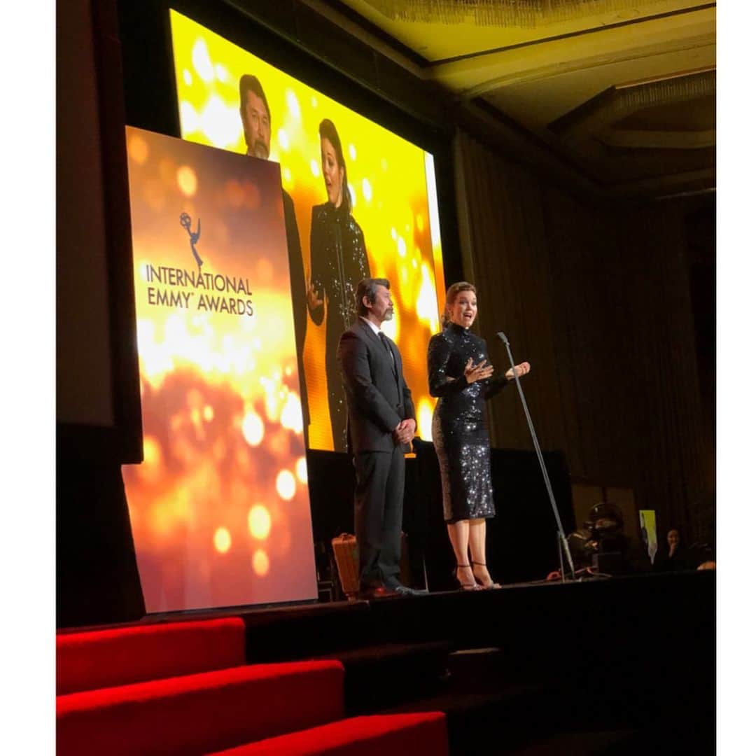 ベラミー・ヤングさんのインスタグラム写真 - (ベラミー・ヤングInstagram)「What a glamorous, hilarious time we had at the @iemmys Monday night! @loudphillips & I were lucky enough to present the final award of the evening: CONGRATS to everyone involved in #McMafia for creating the Best Drama of 2019!  Thank you to all who got me fancy for the event: tap the first photo for all the credits! 🎉 And I had to include that last picture cuz a) when you're lucky enough to be edited into a photo with @mjrodriguez7 & @the_real_iman you wanna shout it from the rooftops (thanks, @dailymail )👑🔥❤️ & 2) #Iman presented the #iemmys #Directorate award to @camanpour whom I have admired as long as my ears have known how to listen. Please give yourself the gift of listening to part of her inspiring speech here- or even better: google it for the full impact.  I'm sending each of you so much love tonight. I like when the world feels small & we all feel close- Monday was a real treat. As is everyday sharing this virtual world with you. ❤️💗❤️💗❤️💗❤️」11月28日 8時20分 - bellamyyoung