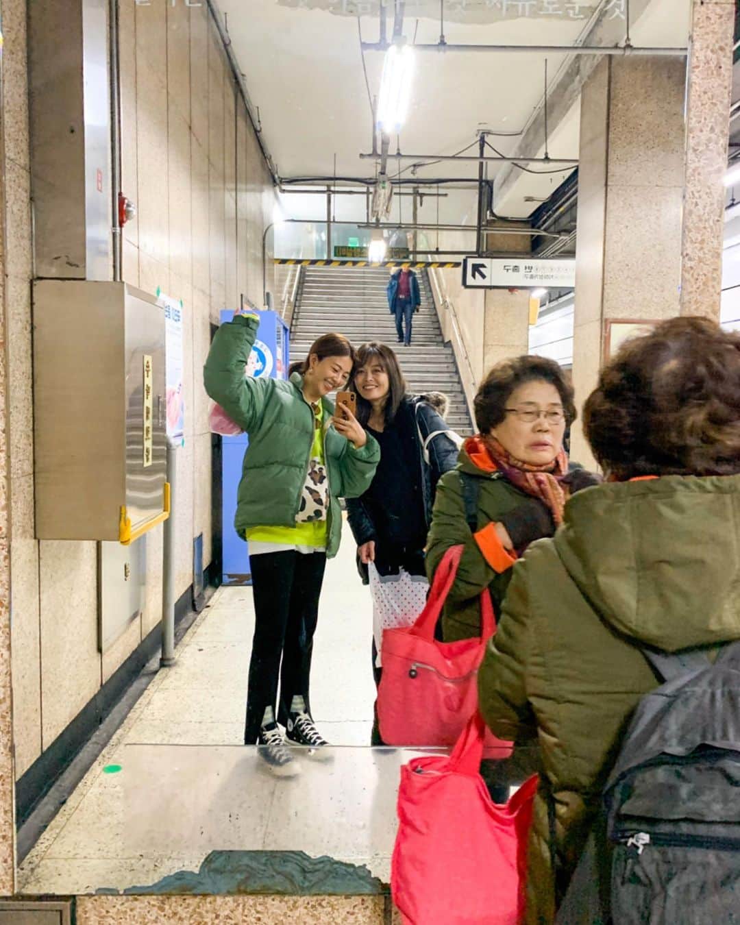 吉田夏海さんのインスタグラム写真 - (吉田夏海Instagram)「広蔵市場🖤🖤🖤﻿ ﻿ キンパとチャプチェをつまんでキムチを買って帰るのが定番🔥﻿ ﻿ 韓国の駅は全身鏡が置いてあるからそこでセルフィーできるの好き🤩﻿ ﻿ 撮ってたらハルモニ乱入🤪﻿ ﻿ 良い写真❤️﻿ ﻿ #seoul﻿ #korea﻿ #trip﻿ #広蔵市場﻿ #韓国﻿」11月28日 8時20分 - natsumiiiiiiiiiii