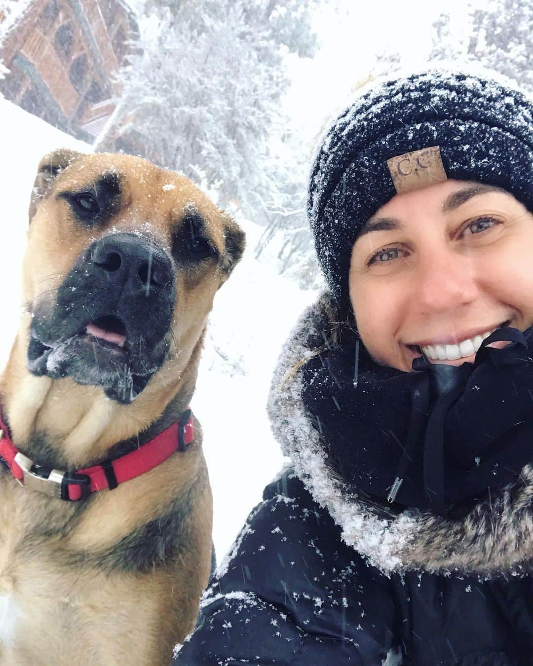 エイプリル・ロスのインスタグラム：「Snow dawgs❄️👯‍♀️ ⠀⠀ Roo’s first time and she’s sold!」