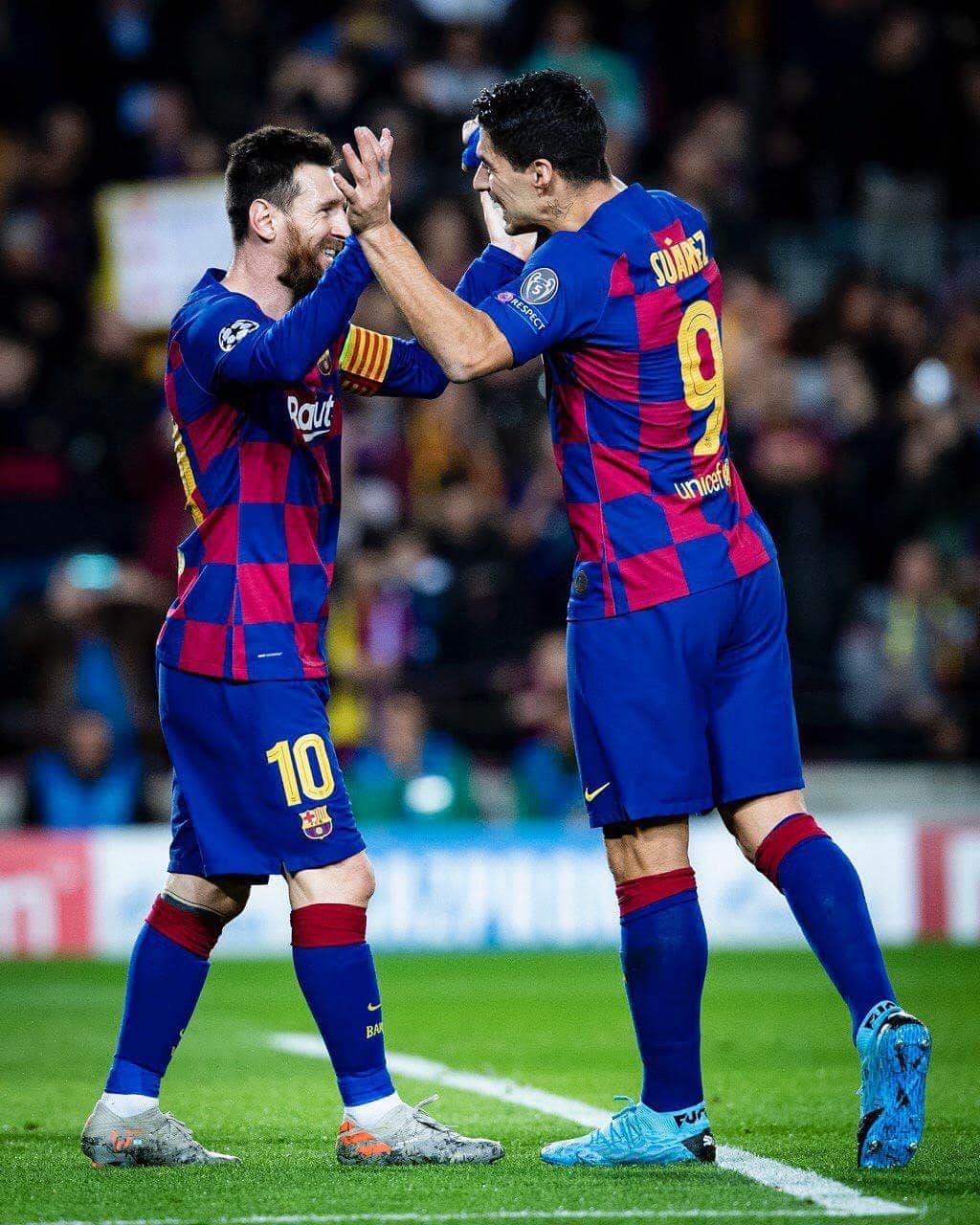 FCバルセロナさんのインスタグラム写真 - (FCバルセロナInstagram)「@leomessi ➕ @LuisSuarez9 = 8️⃣0️⃣0️⃣ goals for Barça 6️⃣1️⃣3️⃣ for the 🐐 1️⃣8️⃣7️⃣ for the 🔫」11月28日 8時25分 - fcbarcelona