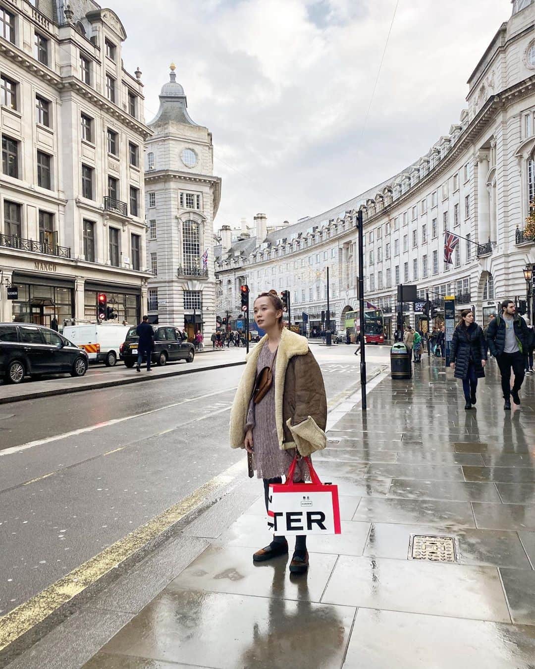 柴田紗希さんのインスタグラム写真 - (柴田紗希Instagram)「in london...🇬🇧 雨が降ったりやんだり 今日はやっと青空が少しのぞいてくれました☀︎美術館へ行ったり、古着屋さんへ行ったり、街を歩いたり、充実です。」11月28日 8時26分 - shibasaaki
