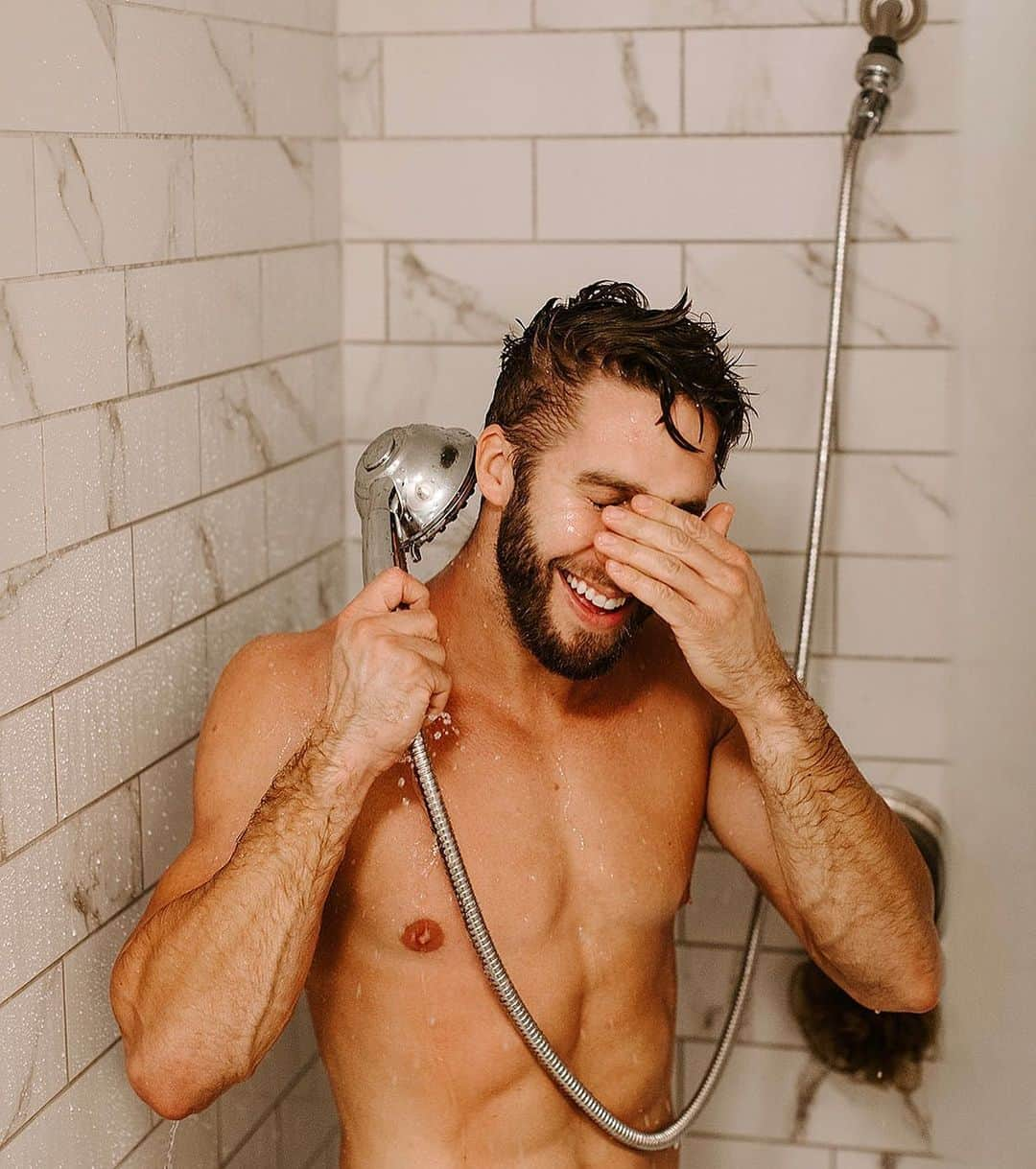 ショーン・ブースさんのインスタグラム写真 - (ショーン・ブースInstagram)「Who can guess what I’m smiling about?? . That’s right, there’s nothing like a good shower head 🚿 Also, I’m super pumped for my Turkey Trot road race tomorrow. Anyone else running tomorrow? . With the holidays comes travel, deadlines, gifting, and other things that can be stressful. This year you can destress with the @waterpikshowers Power Pulse shower head from Home Depot and let your holiday worries wash away. This is a great shower head and would make a great gift for anyone! . #WaterpikPowerPulse #PowerPulseMassage #WhatPowersYou #sponsored 📸: @drekrist」11月28日 8時30分 - shawn_booth18