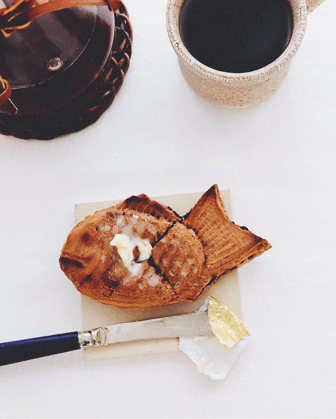 樋口正樹さんのインスタグラム写真 - (樋口正樹Instagram)「Taiyaki . 朝コーヒーとたい焼き。 冷凍庫で永く眠ってた ひいらぎのたい焼きを お腹に切れ目を入れて、 香ばしく焼きなおして、 エシレバター塗ったら 美味しく蘇りましたよ。 . . #たい焼き #鯛焼き #目黒ひいらぎ #あんバター #味はバターで決まります #taiyaki」11月28日 8時37分 - higuccini