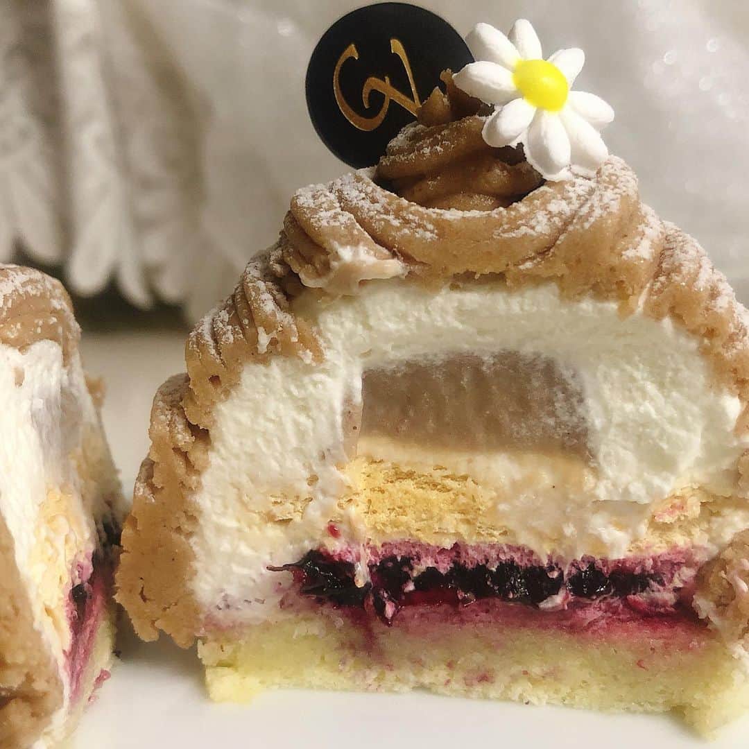 里井真由美さんのインスタグラム写真 - (里井真由美Instagram)「🇫🇷🌰 フランスマロン モンブラン♪ ・ ・ 繊細な栗クリームの絞り口で正三角形に近いフォルム。トップのお花がキュートなアクセント♪ ・ ・ →2枚め断面)カシスとカスタード、生クリームの層がどれもふわっと口溶け良く調和します♪ ・ ・ Patisserie Le Coin Vert の パトリックシェフのモンブランです ・ ・  #栗スイーツ#モンブラン#モンブラン巡り#和栗#和栗のモンブラン#栗#フランス栗#里井真由美#1級フードアナリスト里井真由美#さといいね#栗スイーツ#デパ地下#ホテルスイーツ#デパ地下スイーツ#ホテル#ありが糖運動#まゆログ」11月28日 8時37分 - mayumi.satoi