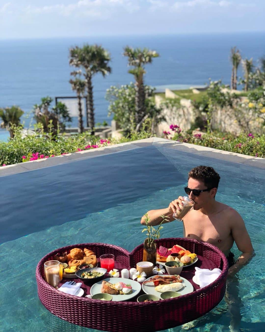 ホルヘ・ロレンソさんのインスタグラム写真 - (ホルヘ・ロレンソInstagram)「We left @SixsensesUluwatu, one of the best resorts I've ever been. Splendid villa, food and service. Thanks for inviting us, I will come back soon for sure! 🔝❤️ #bali #uluwatu」11月28日 19時36分 - jorgelorenzo99