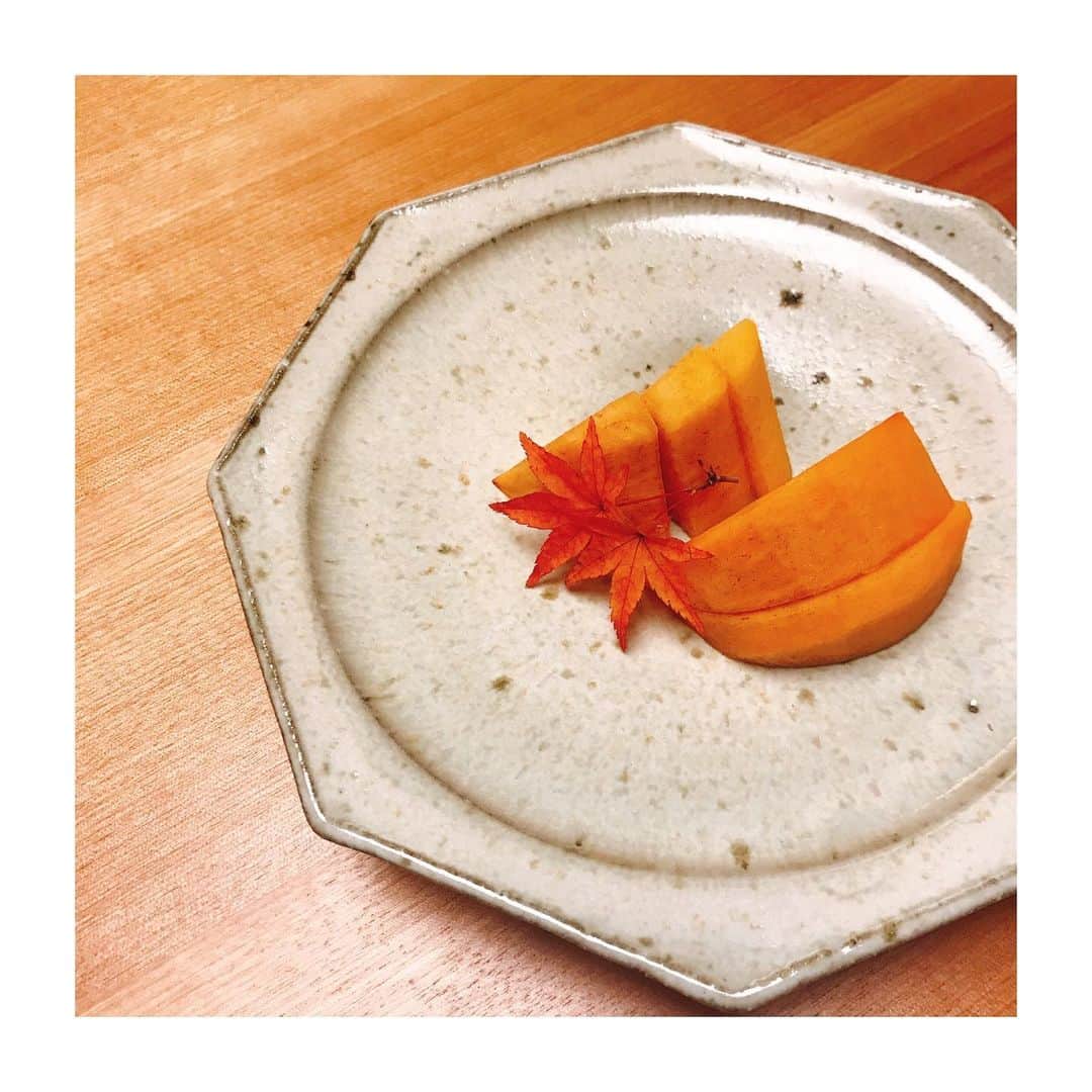鈴木紗理奈さんのインスタグラム写真 - (鈴木紗理奈Instagram)「この季節美味しいものが多すぎて 調子こいて食べてたら3kg太った。  トレーニングで-1kg あと2kg。  今日は女子会でご飯の美味しいBARに行く。 くぅーー‼︎ 食べちゃう。」11月28日 19時28分 - munehirovoice