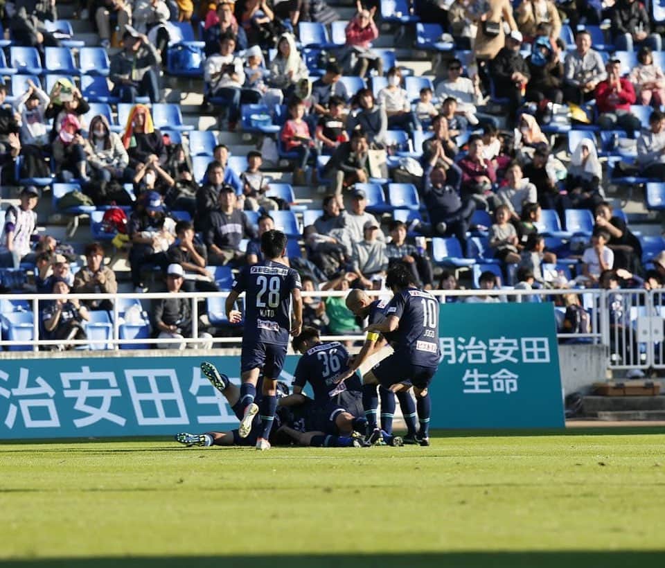 山田将之のインスタグラム：「最終節 vs鹿児島ユナイテッドFC 2-1 ○  最高の雰囲気、最高の応援ありがとうございました！🙋‍♂️ このチームに関わる全ての人達の力で掴んだ勝利だと思います😊  1年間お疲れ様でした！！！ . #アビスパ福岡 #鹿児島ユナイテッドFC #No4 #山田将之」