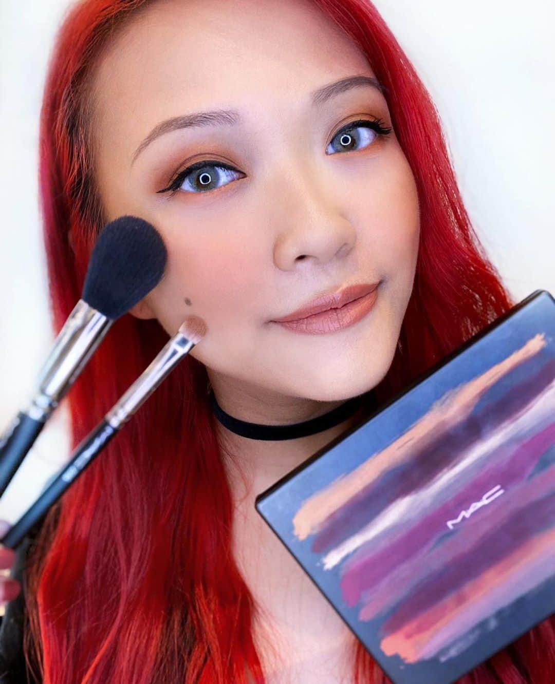 M·A·C Cosmetics Hong Kongさんのインスタグラム写真 - (M·A·C Cosmetics Hong KongInstagram)「[M·A·C ARTIST’S PICKS]  最近大熱嘅Art Library時尚專業12色眼影盤 原來唔止可以用作eye shadow! 專業化妝師 @zzzackmakeup 用佢一盒化好同色系#紅茶楓葉妝！ 🍁暈染眼影：利用乾燥磚紅#及和暖橙調，以239S 眼影掃暈染出自然漸層 🍁和暖腮紅：以129S多用蜜粉/胭脂掃將和暖橙調色號#Rule 掃上臉頰，完美襯托楓葉眼妝！ 係時候好好運用你手上嘅多色Palettes! M·A·C Artists 仲有好多技巧同你分享，快啲嚟搵門市搵佢地問下啦！ Product mentioned: 129S Powder/Blush 多用蜜粉/胭脂掃 - HK$340 239S Eye Shader 經典眼影掃 - HK$245 Art Library Eyeshadow Palette 時尚專業12色眼影盤 in Flame Boyant - HK$520 #MACHONGKONG #MAC妝FUN享 Regram: @zzzackmakeup @machelsingborg If you think eyeshadow palette is only for the eyes? Think again! Our Makeup Artist @zzzackmakeup loves using Art Library in Flame Boyant for multi-purposes and here’s how! 🍁 Mix & Match - create a trending maple eye look with our brick red and orange eyeshadow shades and pair it with brush 239 for the perfect blending effect 🍁 Blush in a rush - Use #Rule in the palette with brush 129 for a beautiful warm orangy blush that match perfectly with the eyes!  Any more ideas on the use of this palette? Come to find our Makeup Artist and you’ll know!」11月28日 19時31分 - maccosmeticshk