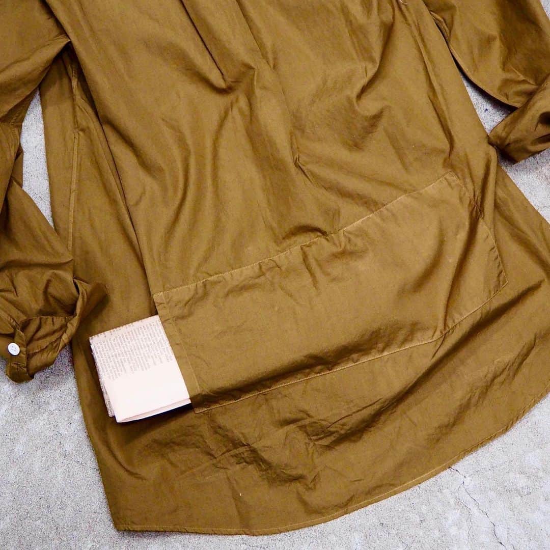 PORTER STANDさんのインスタグラム写真 - (PORTER STANDInstagram)「こんばんは。  ポーター スタンド京都にて先行発売を行っていた「DIGAWEL×PORTER オリジナルシャツ」の新色「コヨーテ」が本日発売となります。 デザイナー 西村浩平氏が手掛けた東京発のブランド「DIGAWEL（ディガウェル）」。 そのDIGAWELに製作を依頼した多数のポケットを配したPORTERオリジナルシャツは、「サックスブルー」、「スミクロ」、「テツコン」と新色「コヨーテ」の全4色、レディースサイズを含む3サイズでの展開です。様々なサイズのポケットにはウォレットやスマートフォンはもちろん、パスポートやボーディングパス、ペンなどの旅行の際に必要なアイテムの収納が可能です。  店頭にてご試着いただくことができます。  お気軽にスタッフまでお声掛けください。  DIGAWEL×PORTER オリジナルシャツ￥21,000(税別)  Hello. The new color "COYOTE" of "DIGAWEL×PORTER ORIGINAL SHIRT" which was pre-sold at PORTER STAND KYOTO is now available. DIGAWEL is a brand from Tokyo by designer Kohei Nishimura. This PORTER ORIGINAL SHIRT made by DIGAWEL has many pockets and are available in 4 colors; Sax Blue, garment dye "Sumikuro (Ink Black)", and garment dye "Tetsukon (Green Indigo)",and "COYOTE" . They are in 3 sizes including a Ladies size. Pockets are designed to fit not only your wallet and smartphone, but also the necessities for your trip such as passport, boarding pass, and pen etc. You are able to try it on in store, so please feel free to ask the sales staff for assistance.  DIGAWEL×PORTER ORIGINAL SHIRT ￥21,000 (+ tax)  #yoshidakaban #porter #luggagelabel #吉田カバン #ポーター#porteryoshida #porterflagshipstore #porterstand #shinagawa #tokyo #kyoto #madeinjapan #japan #instagood #instalike #instabag #omotesando #marunouchi #osaka #linerneo #military #pouch #trip #tlavel #digawel #shirt #coyote」11月28日 18時08分 - porter_stand