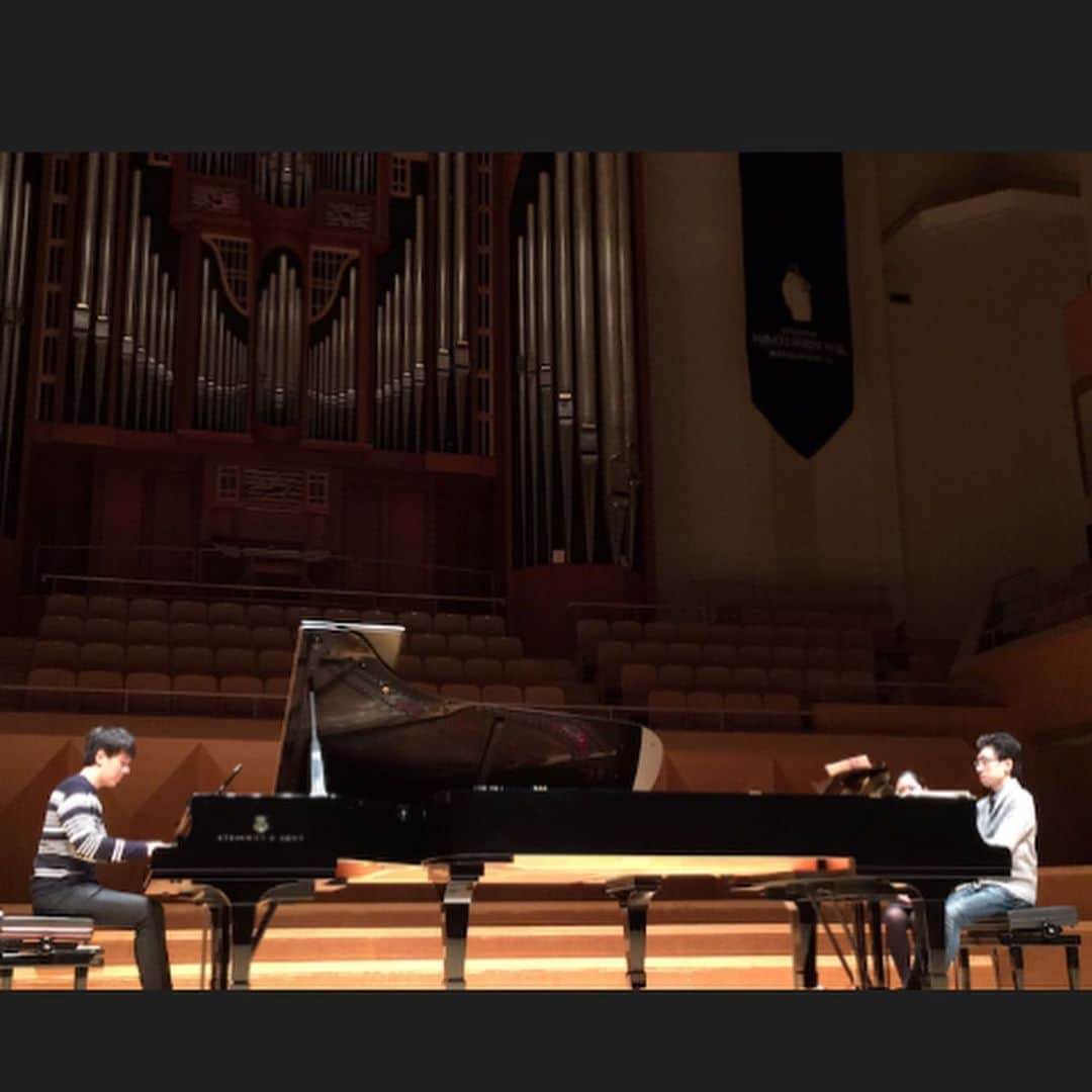 金子三勇士さんのインスタグラム写真 - (金子三勇士Instagram)「Rehearsing at #Minatomiraihall #Yokohama #Rehearsal #duoconcert #pianoduo #piano #pianist @shota_nakano22 #MiyujiKaneko #SteinwayArtist @japanarts_corp #横浜 #みなとみらいホール #デュオリサイタル #ピアノリサイタル #ピアノデュオ #ピアノ #ピアニスト #中野翔太 #金子三勇士 #リハーサル」11月28日 18時08分 - miyujikaneko_official