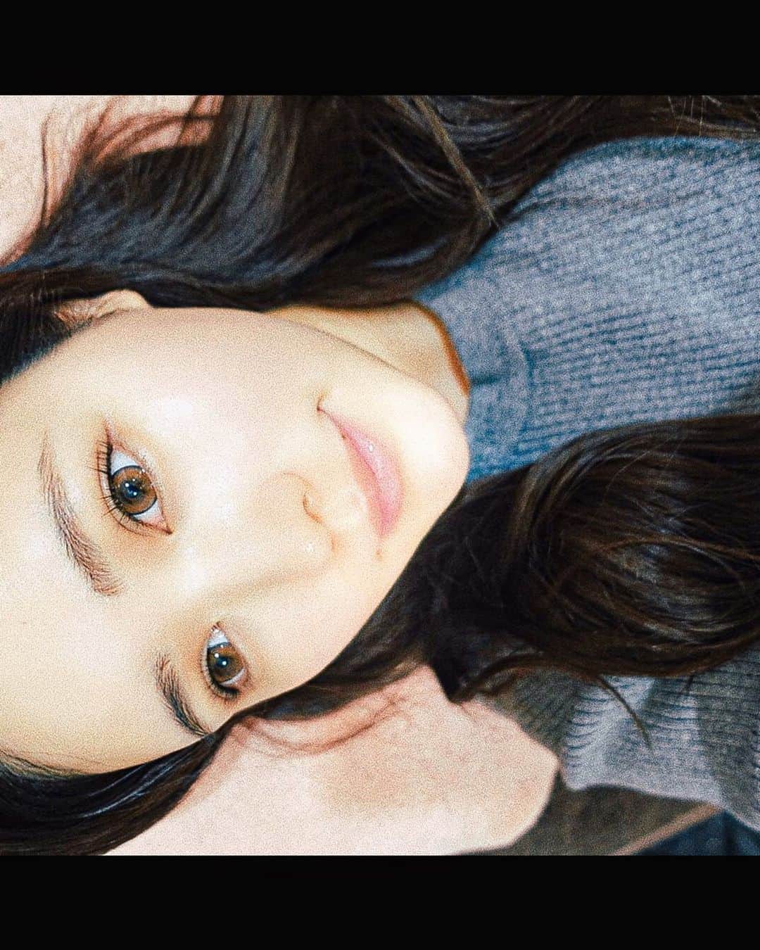 のインスタグラム：「美容DAY at @private.beauty_salon ✨  音が保育園に行くようになり、 仕事もひと段落して、やっと自分の時間💓  って事で最近は隠す、重ねる、誤魔化す…笑 (昔はそれで良かったが…w)  では無く!!! 土台を整える為にお肌のケア 頑張ってます🤣  わたしの悩みを真剣に相談して ・とにかく乾燥がすごく肌が ゴワゴワしていて化粧ノリが悪い ・毛穴の開きや汚れ ・目のクマ(顔色が悪い) ・顔のたるみ(ほうれい線や輪郭)  ㅤㅤㅤㅤㅤㅤㅤㅤㅤ …これらをたった1回の施術で だいぶ良くして頂きました😭💯💯💯 本当に感動と感謝のひとこと…！ ㅤㅤㅤㅤㅤㅤㅤㅤㅤ 施術内容は ・まずミストで毛穴を開く ・毛穴が開いたところで小鼻の汚れを吸引 ・めちゃ汚れ取れて小鼻ツルツル👃笑 ・からのニードレスインジェクター！！ ・針無しエアー注射という真皮層まで届く機械で ヒアルロン酸とヒト幹細胞の2重打ち！！ ・これが全く痛くない！空気圧って感じ！ ・最後にEMS、ハンドマッサージ、保湿して頂き終了❤︎ ※6枚目の動画とハイライトに施術一部始終載せてます✨ㅤㅤㅤㅤㅤㅤㅤㅤㅤ  終わった後すぐに効果が分かってめちゃくちゃすっぴんの調子良かったので1枚目にすっぴんどーんw(眉アートメイク、まつげパーマ、カラコンは有りなのですみませんですが笑)  計6回通うと確実に肌質が変わるらしく わたしも根気強く通おうと思ってます😭✨！ そして12月はキャンペーンをしていて わたしもしてもらったこのフルコース施術が 通常40000円のところ9900円でできるそうです❤️ ㅤㅤㅤㅤㅤㅤㅤㅤㅤ わたしも母にも体感してもらいたくて プレゼントしようかなって…たくらんです🎁❤︎ 美容関係の詳細ハイライトのBeautyに まとめてるのでそちらも是非参考にしてみてください✨  #エアー注射#針なし注射#ニードルレスインジェクター #ヒト幹細胞#ヒト幹細胞培養液#ヒト幹細胞エステ #ヒアルロン酸#プラセンタ#アラフォー#アラサー美容  #肌再生#リフトアップ#モチモチ肌#ツルツル肌 #毛穴の開きなくなります#最新美容機器#若返り#完全個室#お子様連れok  #埼玉#埼玉県#草加#草加駅#草加市#埼玉エステ#エステ」