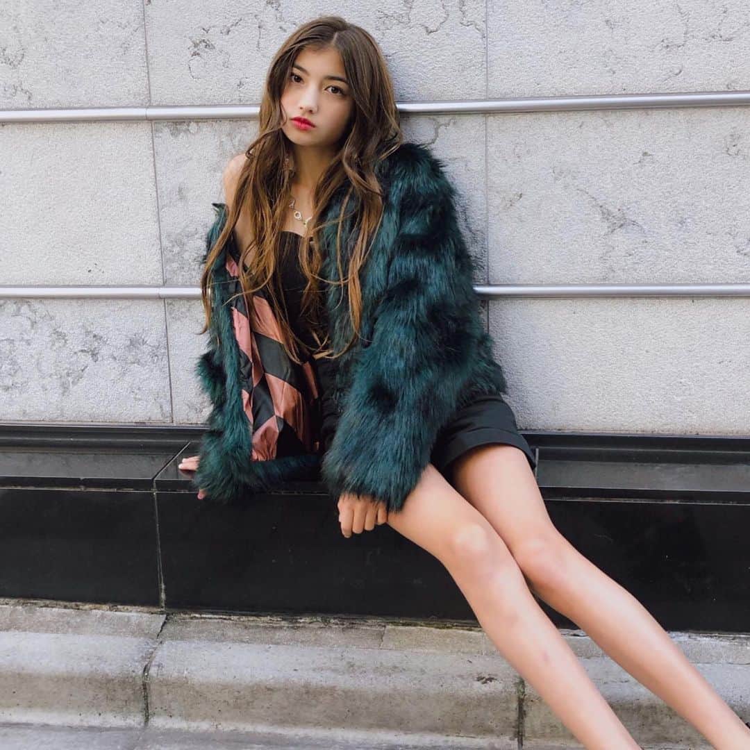 のインスタグラム：「ちょっと背伸びしたファッション 大好きなBlack pinkのLisaをイメージしたコーデって聞いてテンションアップ。 でもセクシーすぎてドキドキ💓 @rikako____r さん、ありがとうございました😊 ・ ・ ・ #オフショ #サロモ #shimaginzaannex #銀座 #ヘアスタイル #大人女子コーデ #ootd #lovefashion #photoshoot #ハーフモデル #salonmodel」