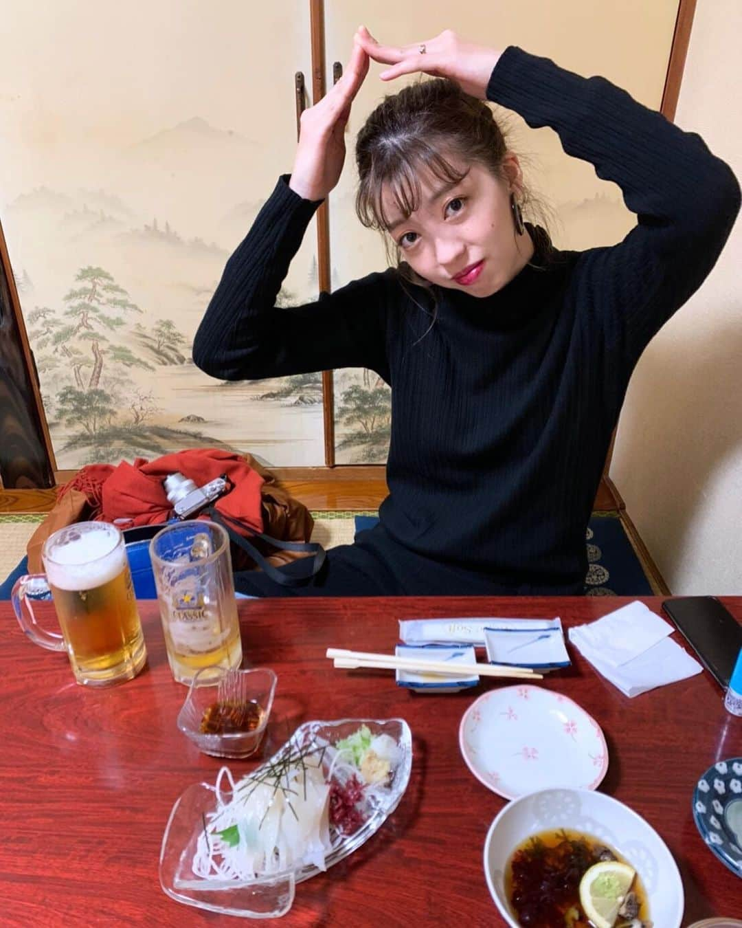 小玉ゆういのインスタグラム：「室蘭に越してきてから、特にSNSにあげることないなと思って放置していたけど、別に適当にやってこーと思います👻 10年ぶりくらいに函館行ってきました🦀  #1枚目は #イカソーメンの気持ち #2枚目は #もつ煮込みの気持ち」