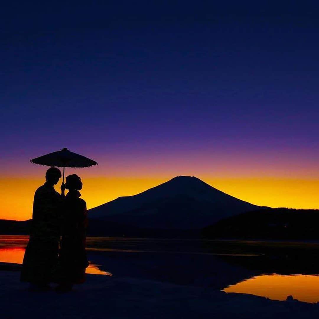 デコルテウエディングフォトグループさんのインスタグラム写真 - (デコルテウエディングフォトグループInstagram)「＼2020新春の前撮り予約はお早めに！💨／1年の中で最も美しく「富士山」が見えるこの季節は、ロケーション前撮りにオススメのシーズン！一度は撮影してみたい富士山フォトをご紹介🗻💕﻿ ﻿ 日本の象徴でもある「富士山」は、﻿ 前撮りでも人気の撮影スポット。﻿ ﻿ 夏は山頂に雲が溜まりがちで、﻿ 写真映えが難しい富士山ですが、﻿ 空気が澄んでいる冬は、1年の中で﻿ 富士山全体が最も美しく見えるシーズン❄️﻿ ﻿ 雨の日も少なく、﻿ 気持ちの良い冬晴れが多いのでおすすめです！﻿ ﻿ また、富士山ロケーションを知り尽くした﻿ デコルテスタッフが、人写りが少なく﻿ 美しいロケーションをご案内。﻿ 美しい富士を二人占めできるところも人気の理由💓﻿ ﻿ 観光がてら地方からのお申し込みも大歓迎！﻿ 富士店より、車でロケ地に向かいます。﻿ ﻿ 令和初のお正月、2020年年始の撮影は﻿ 日本らしく富士山のロケ撮影はいかがですか？😊﻿ ﻿ 📸1〜2枚目﻿ studio @studioaqua.fuji﻿ ﻿ 📸3〜4枚目﻿ photographer @studioaqua.jurosakamoto﻿ studio @studioaqua.fuji﻿ ﻿ ﻿ #富士山 #和装 #前撮り和装 #和装前撮り #色打掛 #ロケーション前撮り #日本の美 #日本の美しい風景 #富士山が好き #年賀状 #日本の絶景 #前撮り撮影 #令和婚 #2019冬婚 #2019年冬婚 #ウェディングフォト #結婚写真 #フォトウェディング #ウェディングニュース #ウェディングヘアスタイル #ロケーション撮影 #前撮り #後撮り #花嫁準備 #花嫁コーディネート  #卒花嫁 #結婚準備 #花嫁 #d_weddingphoto #フォトジェニックブライドアンバサダー」11月28日 18時10分 - decollte_weddingphoto