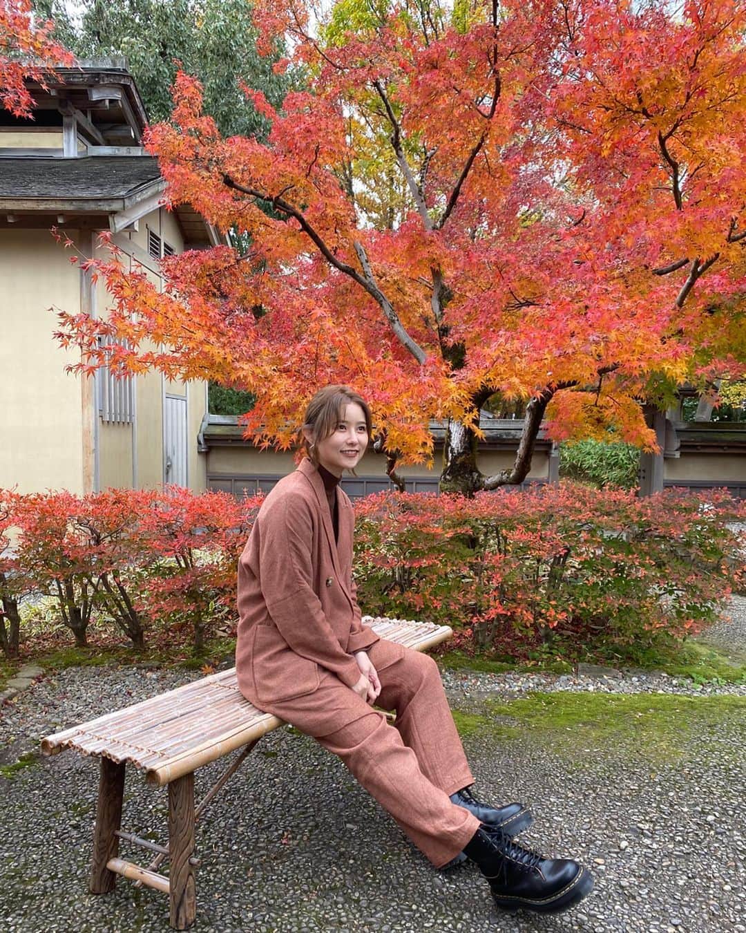 まつきりなさんのインスタグラム写真 - (まつきりなInstagram)「紅葉すごかったのでお届け〜🙋‍♀️💯🍁﻿ ﻿ iPhone11proに変えて画質良すぎてびびる。。﻿ 鮮明すぎてより一層、綺麗になる努力がんばろってなった🤦‍♀️笑﻿ ﻿ #養浩館庭園 #福井女子旅 #女子旅 #PR」11月28日 18時10分 - matsuki_rina