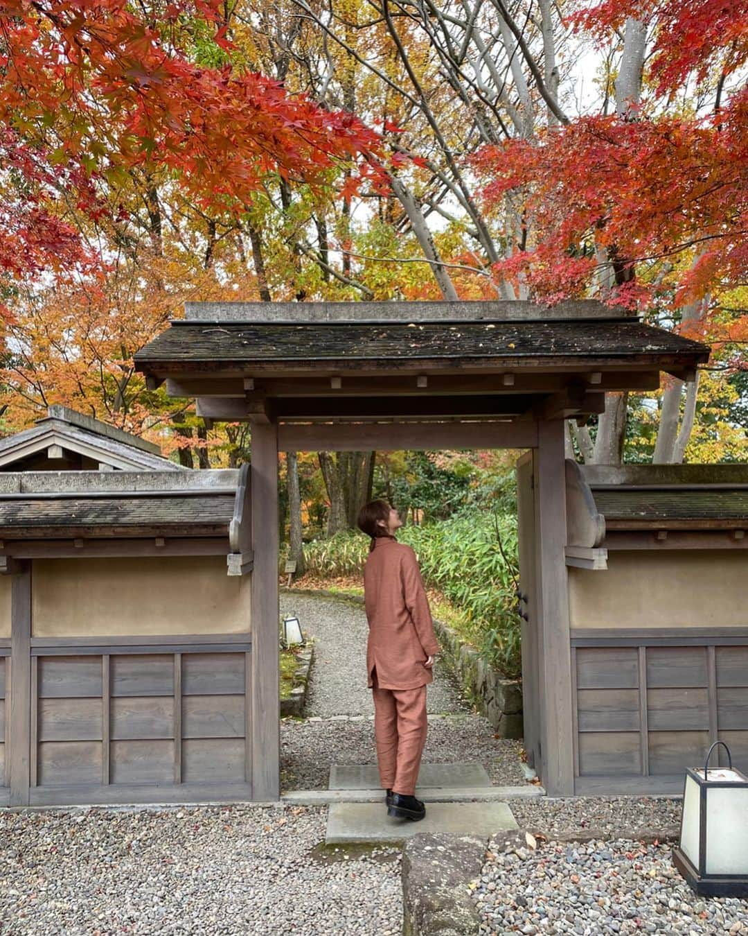 まつきりなさんのインスタグラム写真 - (まつきりなInstagram)「紅葉すごかったのでお届け〜🙋‍♀️💯🍁﻿ ﻿ iPhone11proに変えて画質良すぎてびびる。。﻿ 鮮明すぎてより一層、綺麗になる努力がんばろってなった🤦‍♀️笑﻿ ﻿ #養浩館庭園 #福井女子旅 #女子旅 #PR」11月28日 18時10分 - matsuki_rina