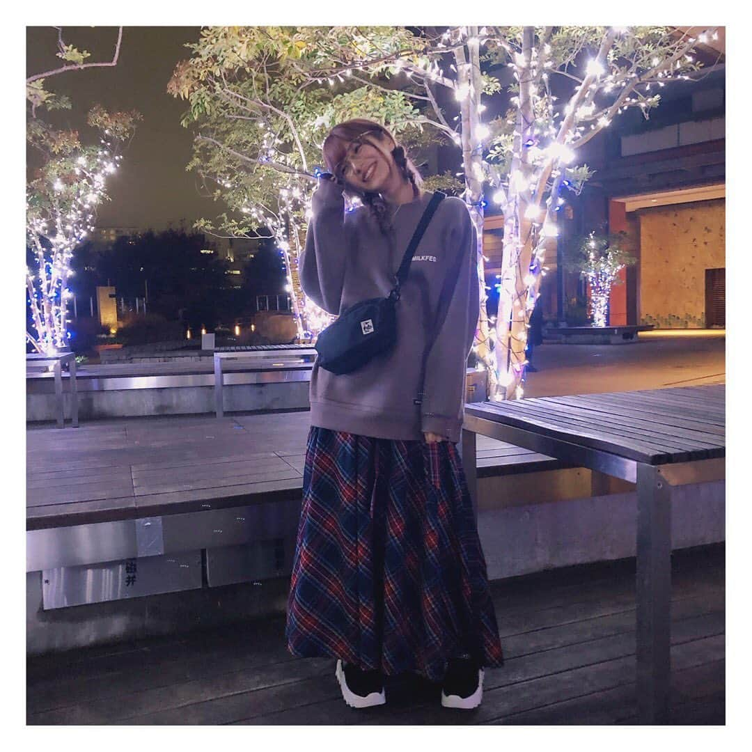 かすさんのインスタグラム写真 - (かすInstagram)「イルミと共に #かすコーデ . 後ろ姿の見せ方キモいけど服は可愛い🤜🏻🤛🏻 . #MILKFED #ミルクフェド #チェックスカート #ロングスカート #トレーナー #冬コーデ #三つ編みアレンジ」11月28日 18時12分 - kasuu_kasu