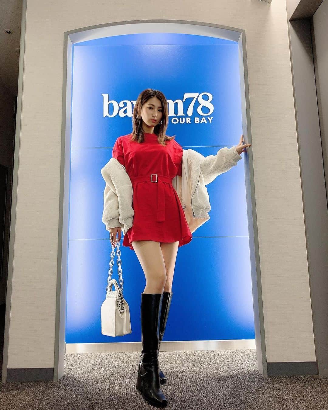 のインスタグラム：「ラジオの収録でした📻 . みんなからのメール📩 読むの楽しい嬉しいです😆！ . そしてコーデは クリスマスを意識して赤×白🤶 . さっ明日から遠征なので 準備しよーっと🖤 . #bayfm #radio #ラジオ #ブルーベリーナイト #misakicode #code #fashion #コーデ #ファッション #j023 #evris #boots #hotping  #casselini #ブーツコーデ」