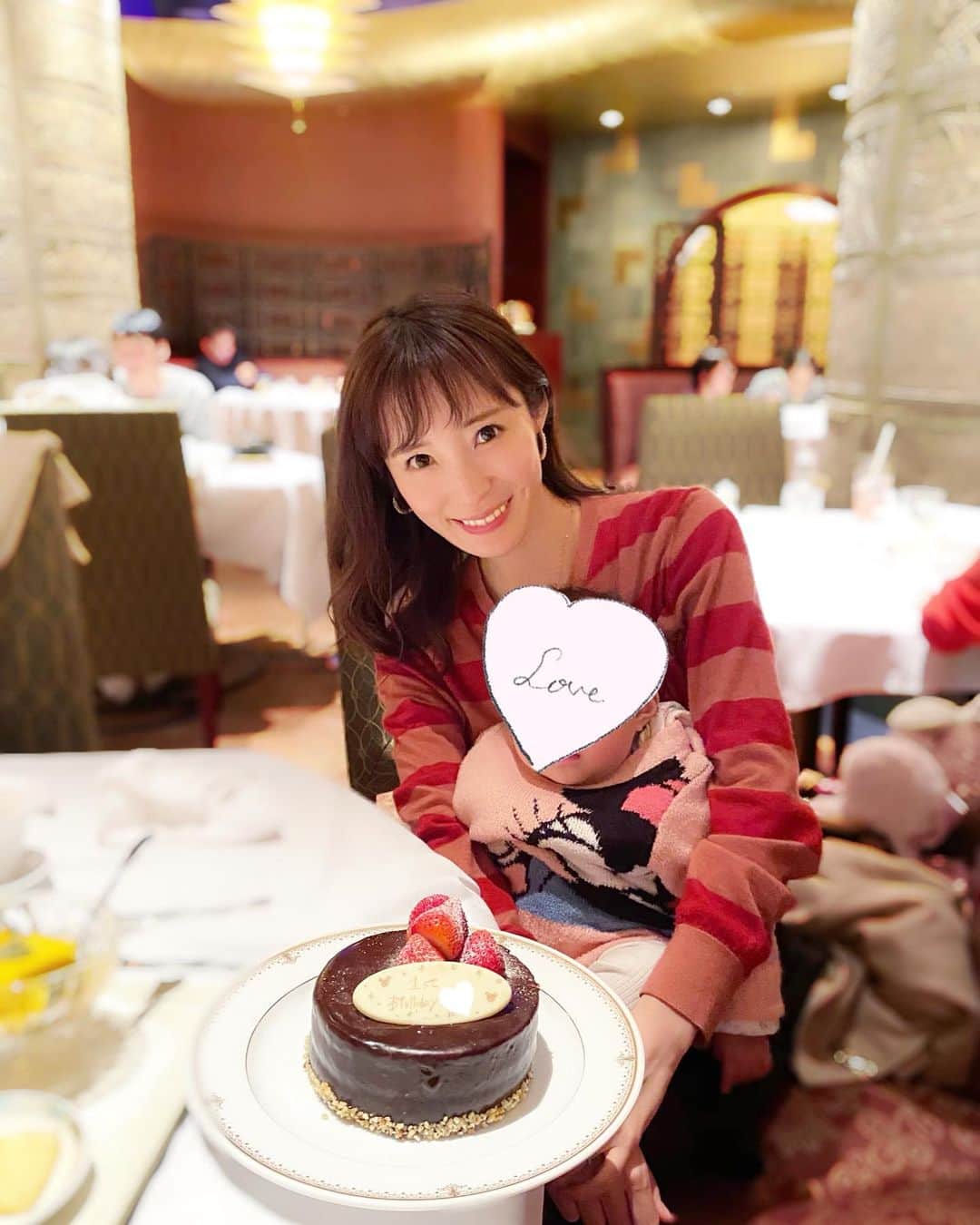 小林真由のインスタグラム：「⋆﻿ ⋆﻿ 娘の誕生日当日は家族でディズニーへ。﻿ ミラコスタのシルクロードガーデンで食事しました🧁﻿ なかなか夜のショーは観てなかったけど﻿ その日はテラスでショーを観て楽しそうだった🎄💕﻿ ハーバーに浮かぶツリーにうっとり。 もうクリスマスシーズンだなんて信じられないなぁ🥺 ﻿ 日中はランドでお友達にもお祝いしてもらって﻿ 親としても嬉しい日でした🎠﻿ ﻿ #誕生日 #お誕生日おめでとう #バースデー #ディズニー #ミラコスタ #ディズニーシー #ディズニークリスマス #シルクロードガーデン #中華 #誕生日ディズニー #ケーキ #誕生日会 #1歳 #1歳誕生日 #女の子ベビー #ベビー #birthday #1thbirthday #girl #baby ﻿#テーブルナプキンが可愛かった♡」