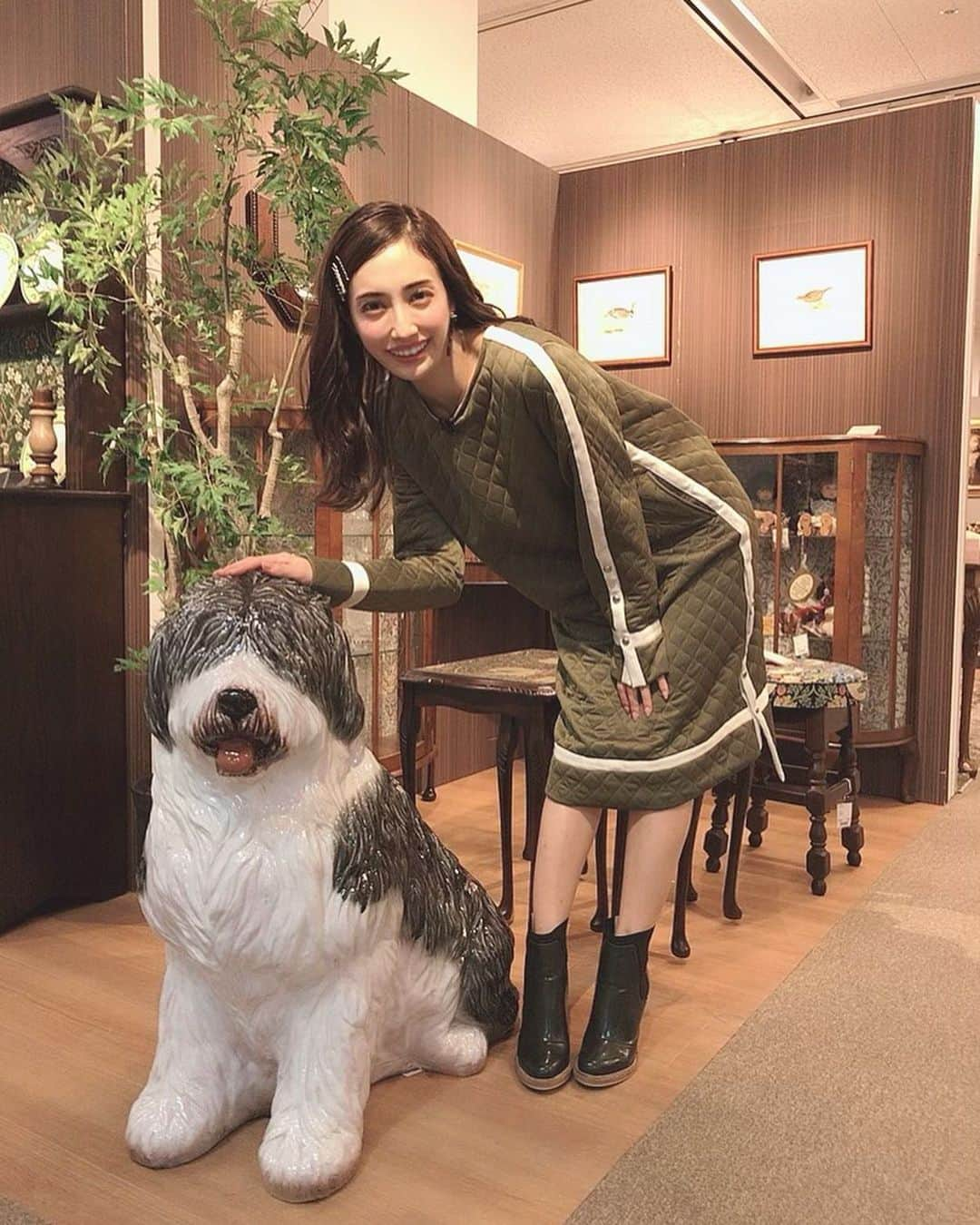 眞木美咲パメラさんのインスタグラム写真 - (眞木美咲パメラInstagram)「🐩💚 I wish to have a dog one day. A big dog.🐺 . いつかくまさんくらい大きい大型犬飼いたいという夢がある。 . 衣装は　@middla_official  あったかくてぽこぽこ可愛いワンピースでした👗 . #middla #大塚家具 #💚」11月28日 18時18分 - pamypamypamy