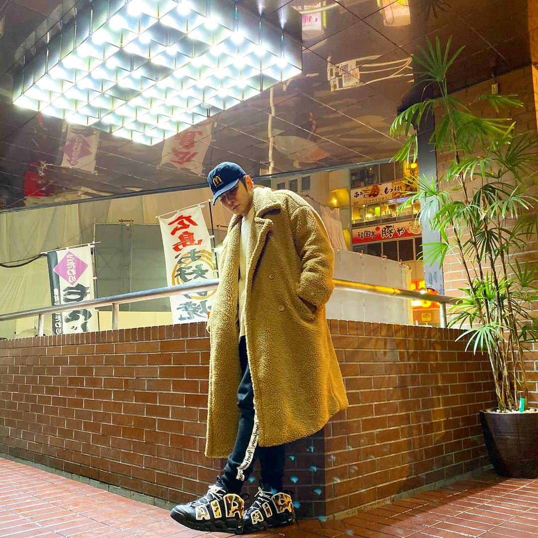 ミッチーのインスタグラム：「寒いねー﻿ 毎日手洗いうがいと喉の漢方飲みながら風邪予防しております！みんなも気をつけてね﻿ そろそろ12.26のリハが始まります 良い夜を〜〜〜 ﻿ 気付いたら靴以外全身 @junkymood だった笑﻿ このコートが最高にしゃれとるんですわ！」