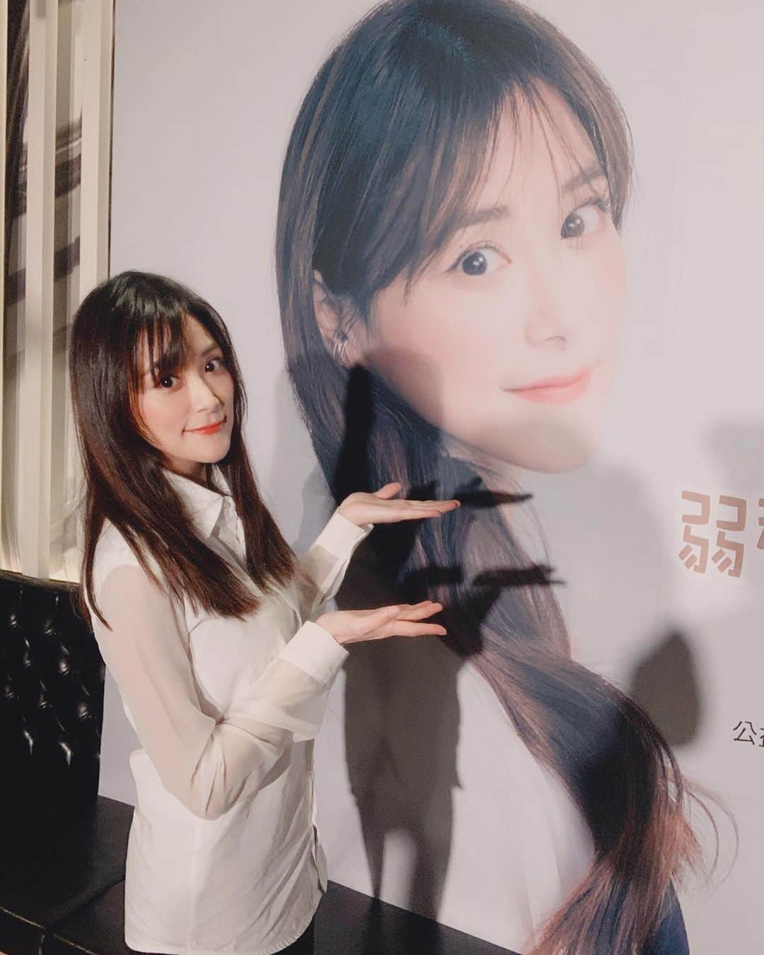 Liga Chiangさんのインスタグラム写真 - (Liga ChiangInstagram)「很開心自己能成為紅心字會的公益大使👩🏻 今天主要是幫獨居弱勢的長者們募年菜 因隨著社會的高齡化 弱勢獨居老人快速增加 在這個社會的角落裡 有許多孤單弱勢的獨居長輩 非常需要大家的關懷 希望大家都能和我一樣盡一份心力 讓這些可愛的爺爺奶奶們 在寒冷的冬天裡有一份年菜 讓他們過個溫暖又喜氣的新年🧣  希望大家一起響應愛心捐助🧧或禦寒衣物❤️ 大家可從即日起撥打「弱勢獨居老人募集年菜」紅心字會捐助專線（02）2370-919 一起響應長年送暖 讓愛團圓  #紅心字會 #紅心字會公益大使 #江恆亘」11月28日 18時20分 - liga0601