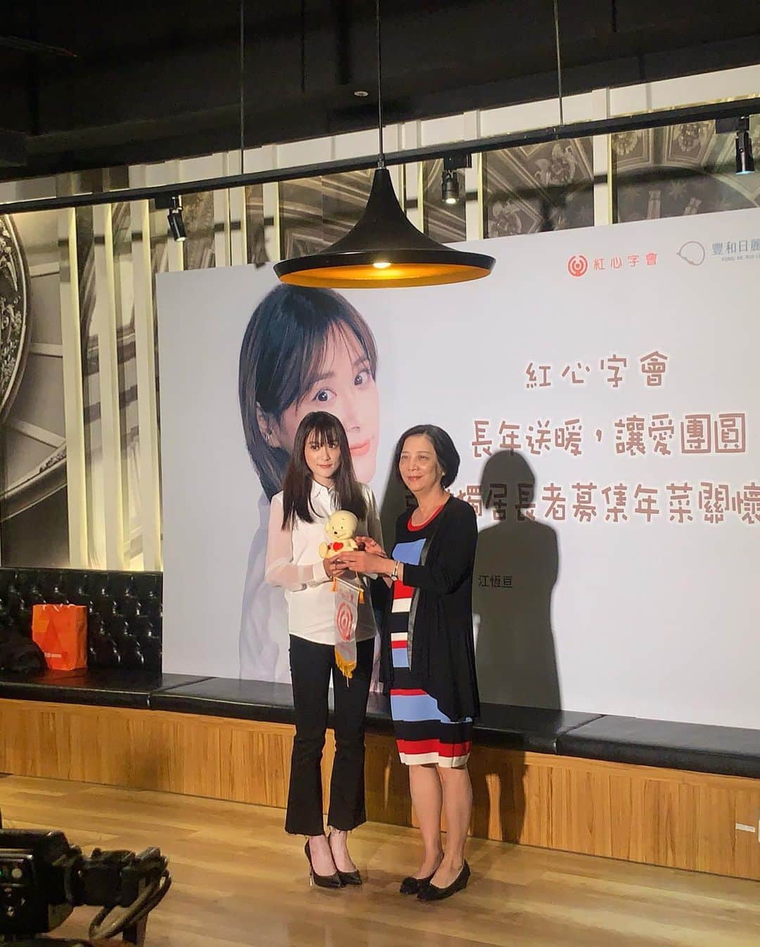 Liga Chiangさんのインスタグラム写真 - (Liga ChiangInstagram)「很開心自己能成為紅心字會的公益大使👩🏻 今天主要是幫獨居弱勢的長者們募年菜 因隨著社會的高齡化 弱勢獨居老人快速增加 在這個社會的角落裡 有許多孤單弱勢的獨居長輩 非常需要大家的關懷 希望大家都能和我一樣盡一份心力 讓這些可愛的爺爺奶奶們 在寒冷的冬天裡有一份年菜 讓他們過個溫暖又喜氣的新年🧣  希望大家一起響應愛心捐助🧧或禦寒衣物❤️ 大家可從即日起撥打「弱勢獨居老人募集年菜」紅心字會捐助專線（02）2370-919 一起響應長年送暖 讓愛團圓  #紅心字會 #紅心字會公益大使 #江恆亘」11月28日 18時20分 - liga0601