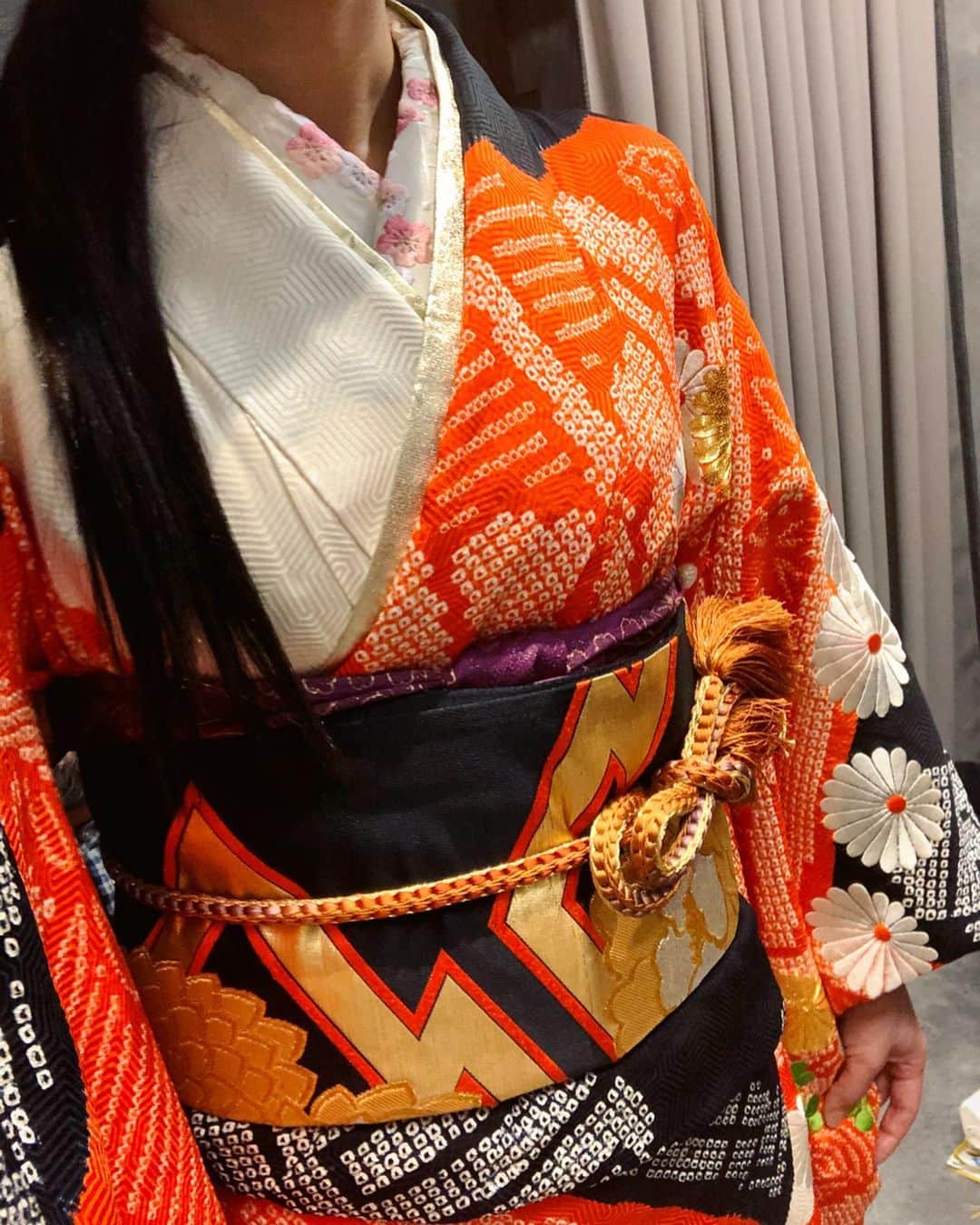 HILOCO aka neroDollさんのインスタグラム写真 - (HILOCO aka neroDollInstagram)「This kimono theme is “KABUKI” for new Lamborghini.🖤💛❤️ Kimono can enjoy combination by Obi-sash or accessories! 『歌舞伎』をイメージして選んだ黒帯に、後ろには帯留めで会場ロゴに使用されていたグリーンを入れてもらいました。帯や小物で雰囲気が変わって楽しい🌺🌺✨ . . . . #lamborghiniday #housemusicdj #techhousedj #technodj #femaledj #kimonodj #着物 #古典柄 #歌舞伎 #絞り染め #着物女子 #着物好き #着物自撮り部 #振袖 #振袖着付け #振袖メイク #和装ヘア #kimonostyle #kimono #振袖ヘアアレンジ #振袖ヘア #着物コーディネート #着物が好き #kimonolove #womendj #振袖帯結び #大人の振袖 #片流し文庫 #文庫結び #祝い着」11月28日 18時24分 - djhiloconerodoll