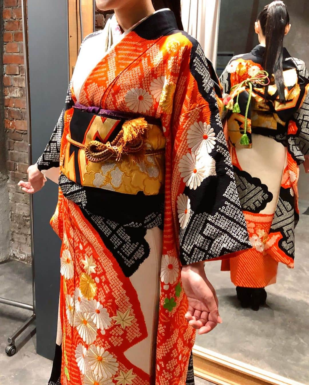 HILOCO aka neroDollさんのインスタグラム写真 - (HILOCO aka neroDollInstagram)「This kimono theme is “KABUKI” for new Lamborghini.🖤💛❤️ Kimono can enjoy combination by Obi-sash or accessories! 『歌舞伎』をイメージして選んだ黒帯に、後ろには帯留めで会場ロゴに使用されていたグリーンを入れてもらいました。帯や小物で雰囲気が変わって楽しい🌺🌺✨ . . . . #lamborghiniday #housemusicdj #techhousedj #technodj #femaledj #kimonodj #着物 #古典柄 #歌舞伎 #絞り染め #着物女子 #着物好き #着物自撮り部 #振袖 #振袖着付け #振袖メイク #和装ヘア #kimonostyle #kimono #振袖ヘアアレンジ #振袖ヘア #着物コーディネート #着物が好き #kimonolove #womendj #振袖帯結び #大人の振袖 #片流し文庫 #文庫結び #祝い着」11月28日 18時24分 - djhiloconerodoll