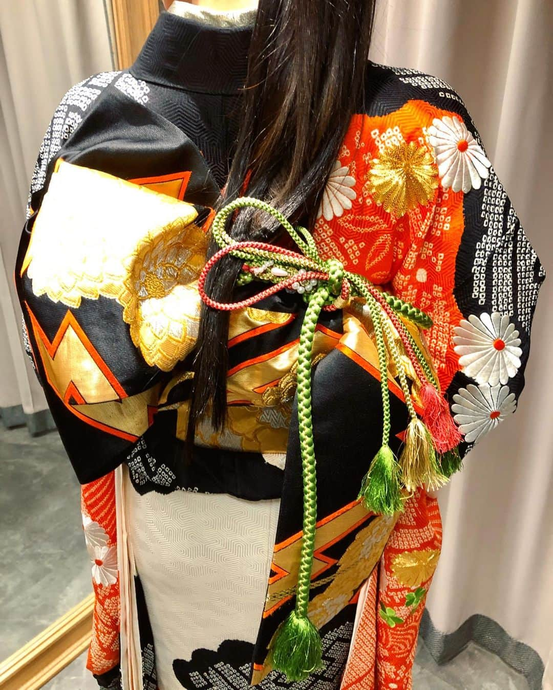 HILOCO aka neroDollさんのインスタグラム写真 - (HILOCO aka neroDollInstagram)「This kimono theme is “KABUKI” for new Lamborghini.🖤💛❤️ Kimono can enjoy combination by Obi-sash or accessories! 『歌舞伎』をイメージして選んだ黒帯に、後ろには帯留めで会場ロゴに使用されていたグリーンを入れてもらいました。帯や小物で雰囲気が変わって楽しい🌺🌺✨ . . . . #lamborghiniday #housemusicdj #techhousedj #technodj #femaledj #kimonodj #着物 #古典柄 #歌舞伎 #絞り染め #着物女子 #着物好き #着物自撮り部 #振袖 #振袖着付け #振袖メイク #和装ヘア #kimonostyle #kimono #振袖ヘアアレンジ #振袖ヘア #着物コーディネート #着物が好き #kimonolove #womendj #振袖帯結び #大人の振袖 #片流し文庫 #文庫結び #祝い着」11月28日 18時24分 - djhiloconerodoll