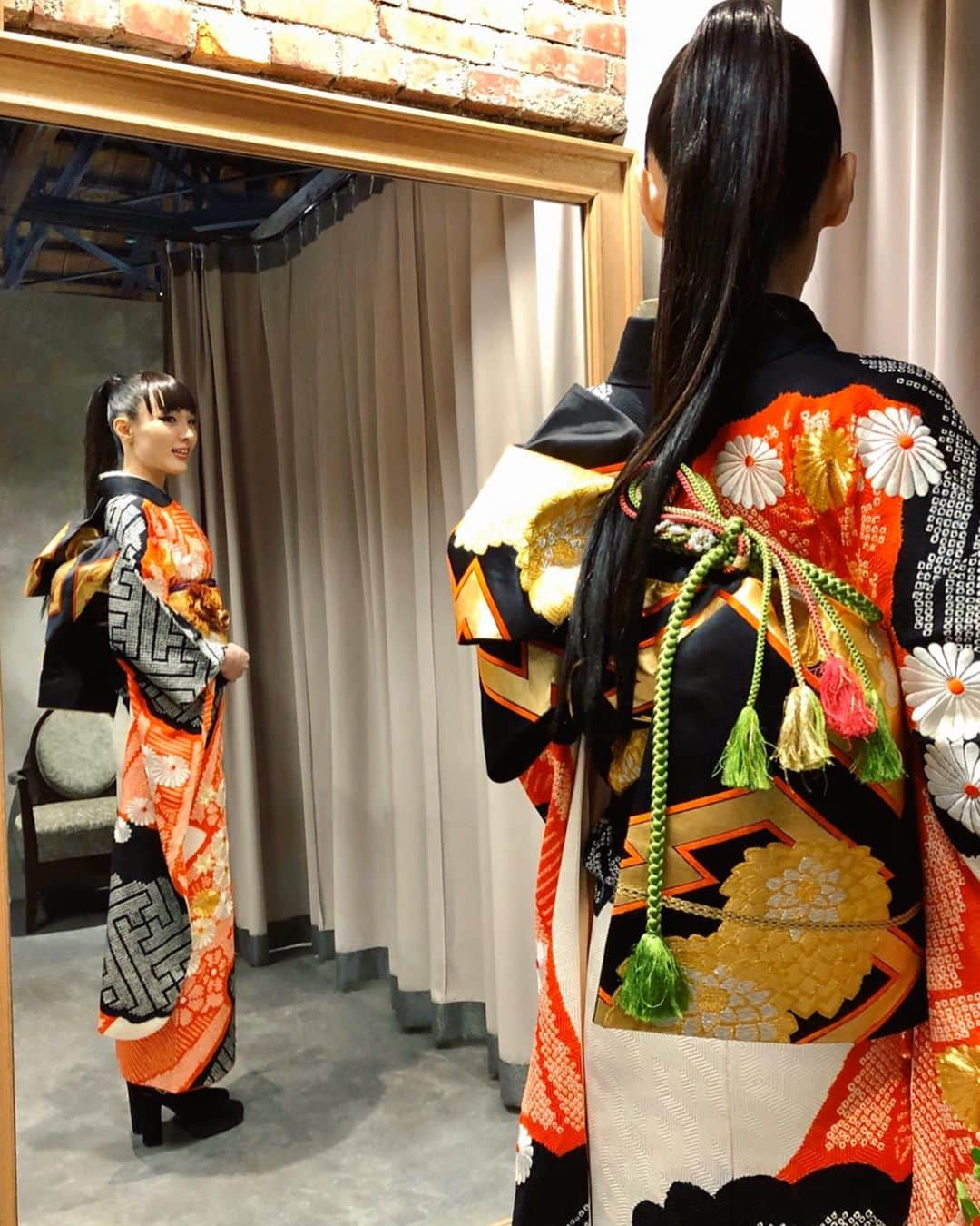 HILOCO aka neroDollのインスタグラム：「This kimono theme is “KABUKI” for new Lamborghini.🖤💛❤️ Kimono can enjoy combination by Obi-sash or accessories! 『歌舞伎』をイメージして選んだ黒帯に、後ろには帯留めで会場ロゴに使用されていたグリーンを入れてもらいました。帯や小物で雰囲気が変わって楽しい🌺🌺✨ . . . . #lamborghiniday #housemusicdj #techhousedj #technodj #femaledj #kimonodj #着物 #古典柄 #歌舞伎 #絞り染め #着物女子 #着物好き #着物自撮り部 #振袖 #振袖着付け #振袖メイク #和装ヘア #kimonostyle #kimono #振袖ヘアアレンジ #振袖ヘア #着物コーディネート #着物が好き #kimonolove #womendj #振袖帯結び #大人の振袖 #片流し文庫 #文庫結び #祝い着」