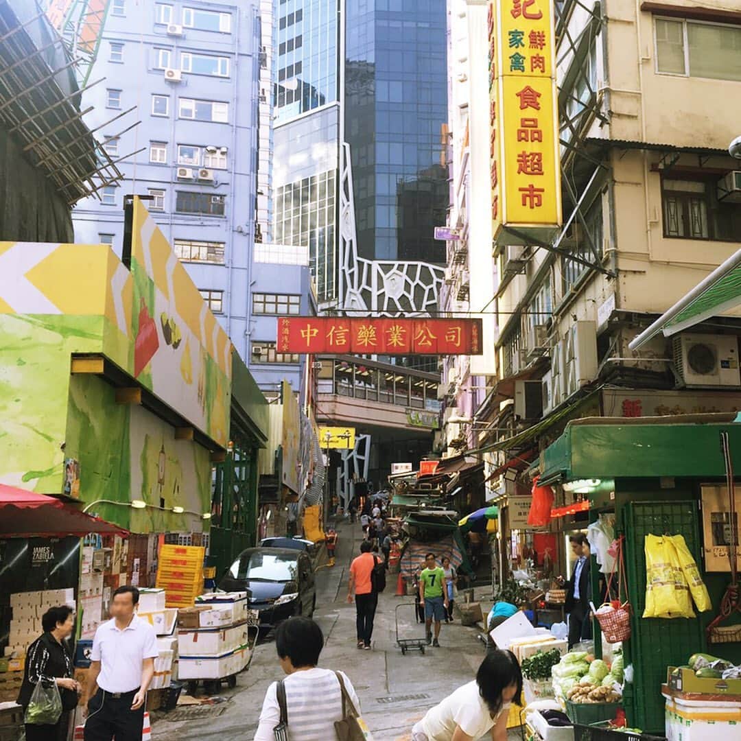 SUPERFOOD LABさんのインスタグラム写真 - (SUPERFOOD LABInstagram)「Asiaスタッフの【香港 通信】 ・ ・ 香港は眠らない街。夜は🌙もちろん100万ドルの夜景🌃を眺めて… ・ そんな香港にも☀️朝は必ず訪れます‼️ ・ ・ 香港の朝といえば、早朝から活気にあふれる朝市。早起きして中環 / Central（セントラル）をブラブラと街歩き👣。 ・ ↓ お目当ての野菜🥬やフルーツが新鮮で豊富な品揃えの市場へ👣お気に入りの食材を手に入れたら、次は❓ ・ ↓ 歴史ある古い石畳が美しい✨、砵典乍街 / Pottinger Street（ポッティンガーストリート）をゆっくりと散策👣 ・ ・ そうそう、香港を語るうえで外せないのが『飲茶』🥟！AM7時頃から始まるお店もあり、いつも常連さんで賑わって🥢ます。 ・ ・ ほっこりするなぁ～香港❤️❤️ 夜がフューチャーされる香港ですが、朝は風情があって、とても素敵なんです😊 ・ ・ #スーパーフードのある日常﻿ #superfoodlab #スーパーフードラボ」11月28日 18時24分 - superfood_lab