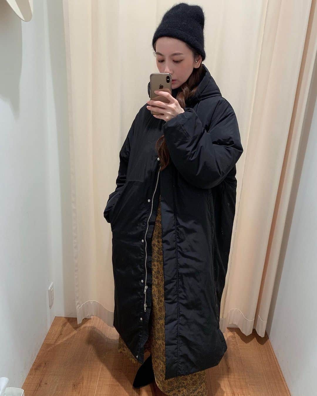 ungrid_minamiのインスタグラム：「. 明日発売のロングダウン♡ . ショートダウンと変わらない軽さ温かさが足もとまで‼︎☺️ @ungrid_official @ungrid_staffsnap #Ungrid#アミュプラザ博多」