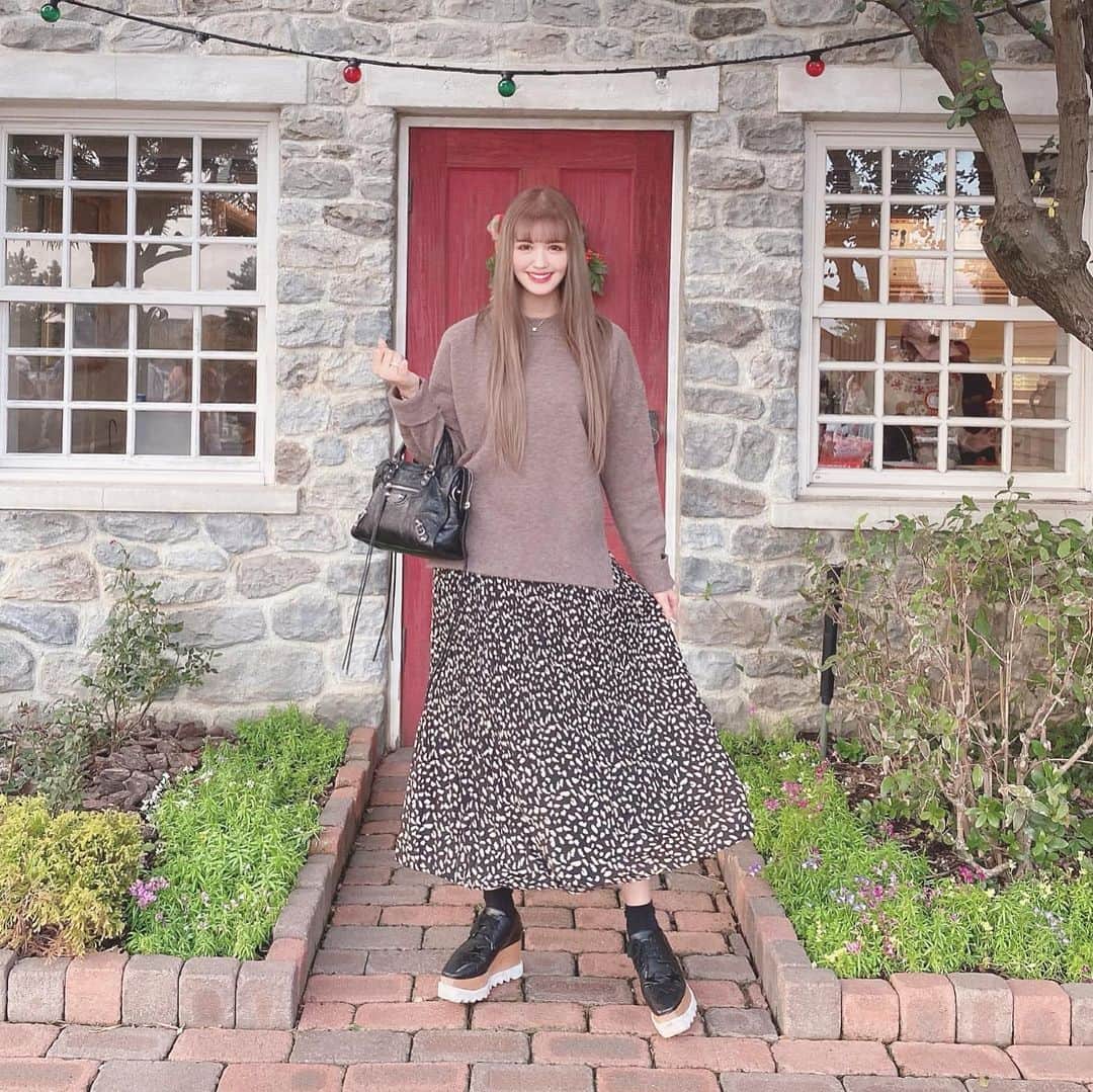 のインスタグラム：「こないだの私服🧸💕 @fifth_store のめちゃくちゃ使えるレオパードのスカートにブラウンのニットでちょっと大人っぽくした🥰 ブラウンとかベージュ系ハマってる💛 #fifth #fifthtl #フィフス #カジュアル #ニット #高身長コーデ #スカートコーデ #ニットコーデ　#レオパードプリーツスカート」