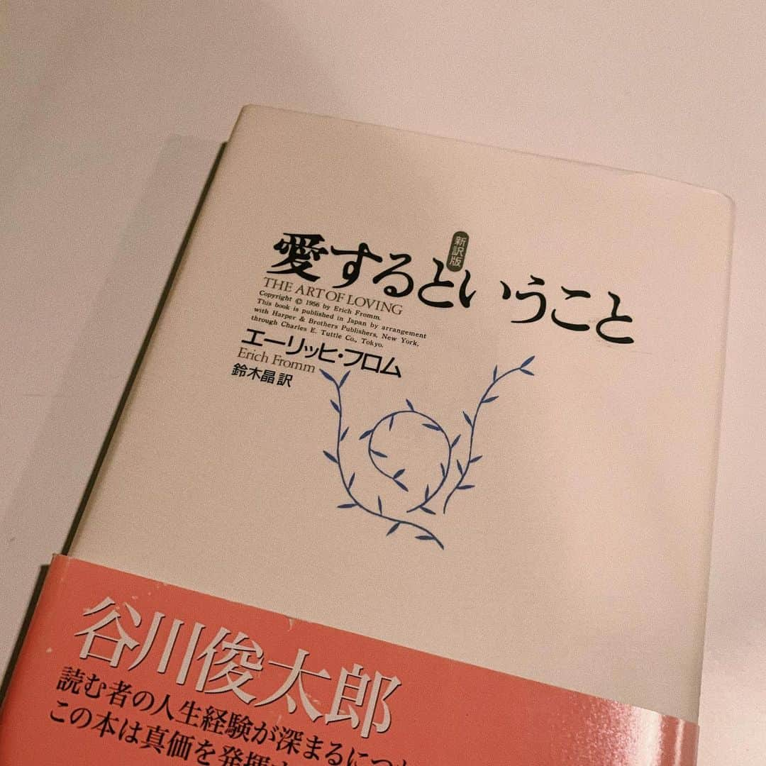 みこさんのインスタグラム写真 - (みこInstagram)「恋愛に悩むすべての人に読んでほしい最高の本」11月28日 18時35分 - mico_sis