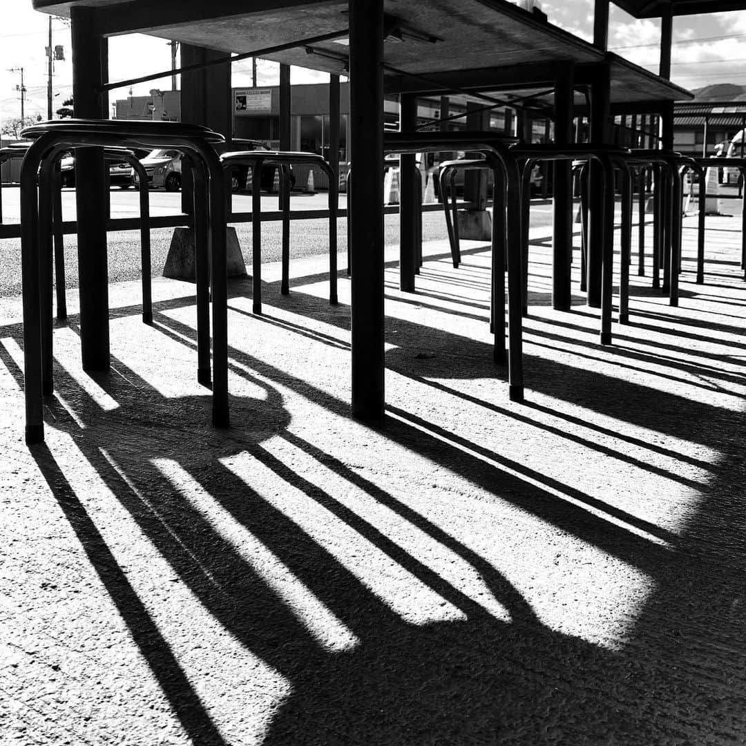 naotakeのインスタグラム：「テラス席 - A terrace / iPhone XR + Snapseed, 20191129 . . . . #spicollective #royalsnappingartists #infamous_family #rsa_main #infinity_photo_cult #2_fineart #jp_gallery_member #jp_gallery_bnw #trb_bnw #wp_bnw  #bnw_life #bnwlife_member #bnw_life_shots #bnw_captures #world_bnw #top_bnw #team_jp_ #team_jp_モノクロ #ig_energy_bw #ig_nihon #streetphotographybnw #igersjp #blackandwhite #bnw #bnwphoto #monochrome #bw #bnwphotography #ShotOniPhone #asahi_photocon」