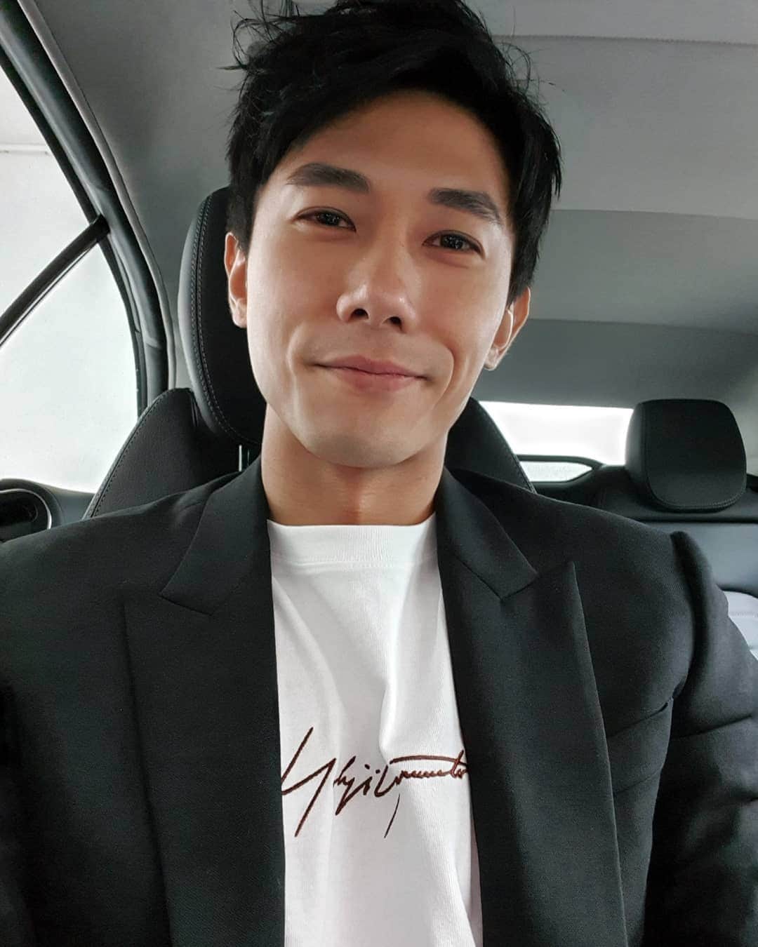 デスモンド・タンのインスタグラム：「好久没唱歌了! 是时候和 @harkmusic 一起来做个翻唱曲了吧? 你们说好吗? 来来来，大家来点歌咯! 🎤 It's been a while I last did a cover, shall we do one before the year comes to an end? Song request? 😄」