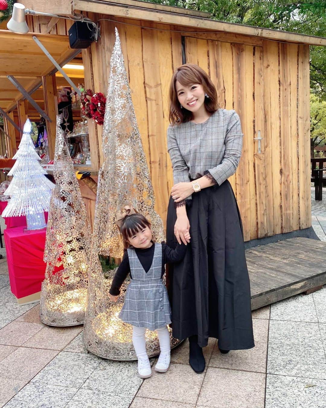 のインスタグラム：「#watch ⌚ ． ． LILIと毎日お出かけできるのもあと半年…🤗(幼稚園行っちゃうからね❣️) たくさん色んなところ行ったり、一緒にいれる時間を大切にしたいなぁ❤️ ． #親子リンクコーデ 載せます👩‍👧💕 会う子会う子に、#リンクコーデ が可愛いって言ってもらえるのがすごく嬉しい🥰🥰 洋服タグ付けしとくね🤗 ． 最近よく着けてる時計は、 @loborjapan ⌚ クーポンコード【masam1017】で10パーセントオフになるよ🙌 大きめで、ニットの上から付けても可愛い❤️❤️❤️ ． #ママコーデ#ママファッション#キッズコーデ#キッズファッション#ママトコ#ベビママ#プチプラ#プチプラコーデ#親子コーデ#zara#birthdaybash#女の子ママ#ママ#２児のママ#lobor #ロバー #腕時計 #時計 #手元倶楽部」