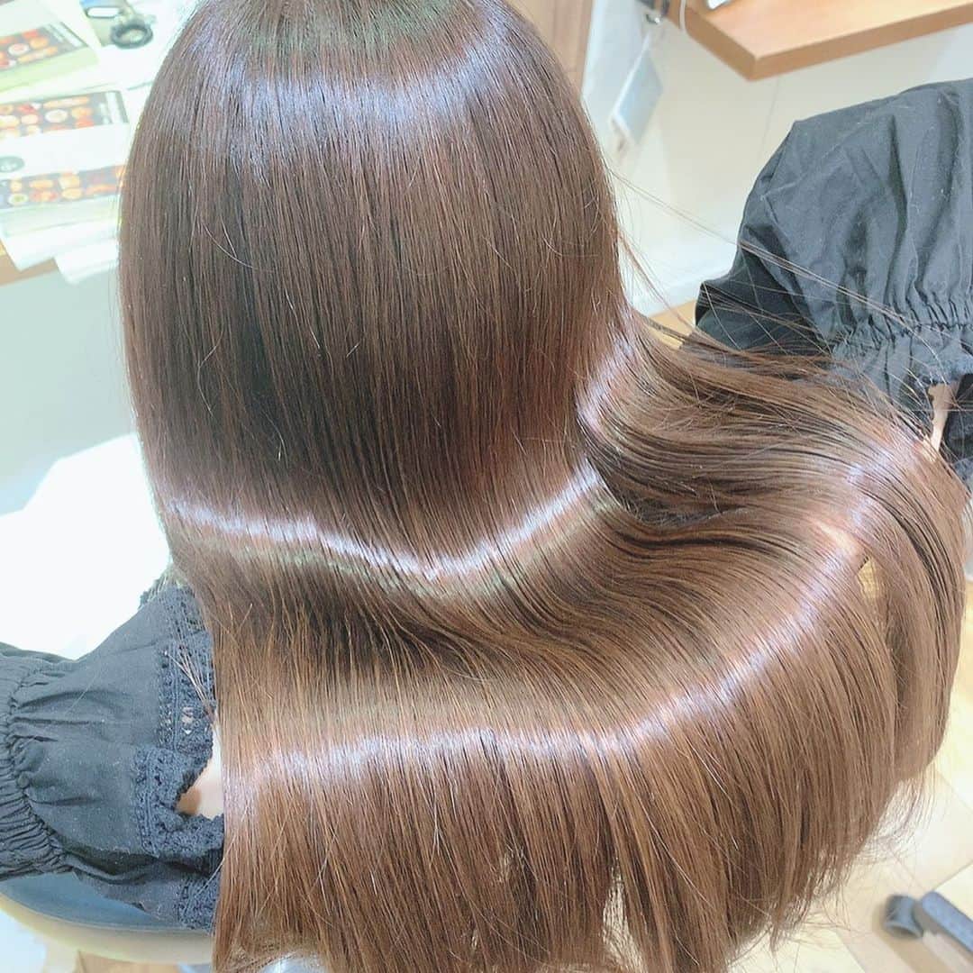 深澤翠さんのインスタグラム写真 - (深澤翠Instagram)「apish AOYAMAつかさちゃんにヘアケアしてもらってきました♡  違うシャンプーとトリートメントにしていたら髪がキシキシ⚡️になったので😭またcocorogamiを購入♡  今日は根元リタッチとトリートメントと毛先カット✂︎ 髪が綺麗になると気持ちいい♡  #apish #shampoo」11月28日 18時36分 - midorifukasawa