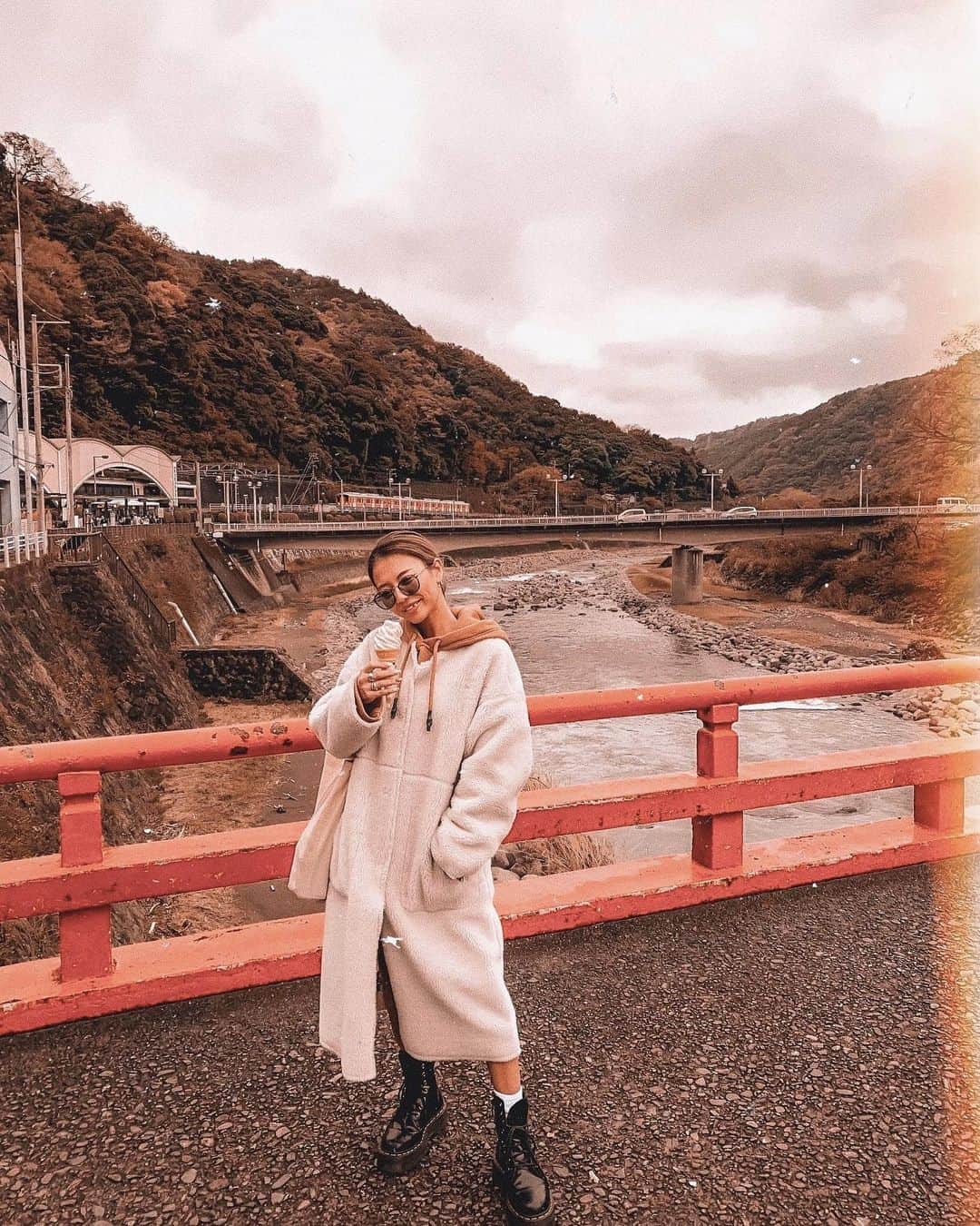✷kana✷のインスタグラム：「🍁 . . 弾丸箱根♨️ . 日本人に産まれたからには 四季をもっと感じなければ笑 アウターいっぱい質問きたけど これ去年のZARAのだよ！❤︎ ちなみにインナーのフーディーも。 あったかいしお気に入りなので今年も いっぱい着る〜」