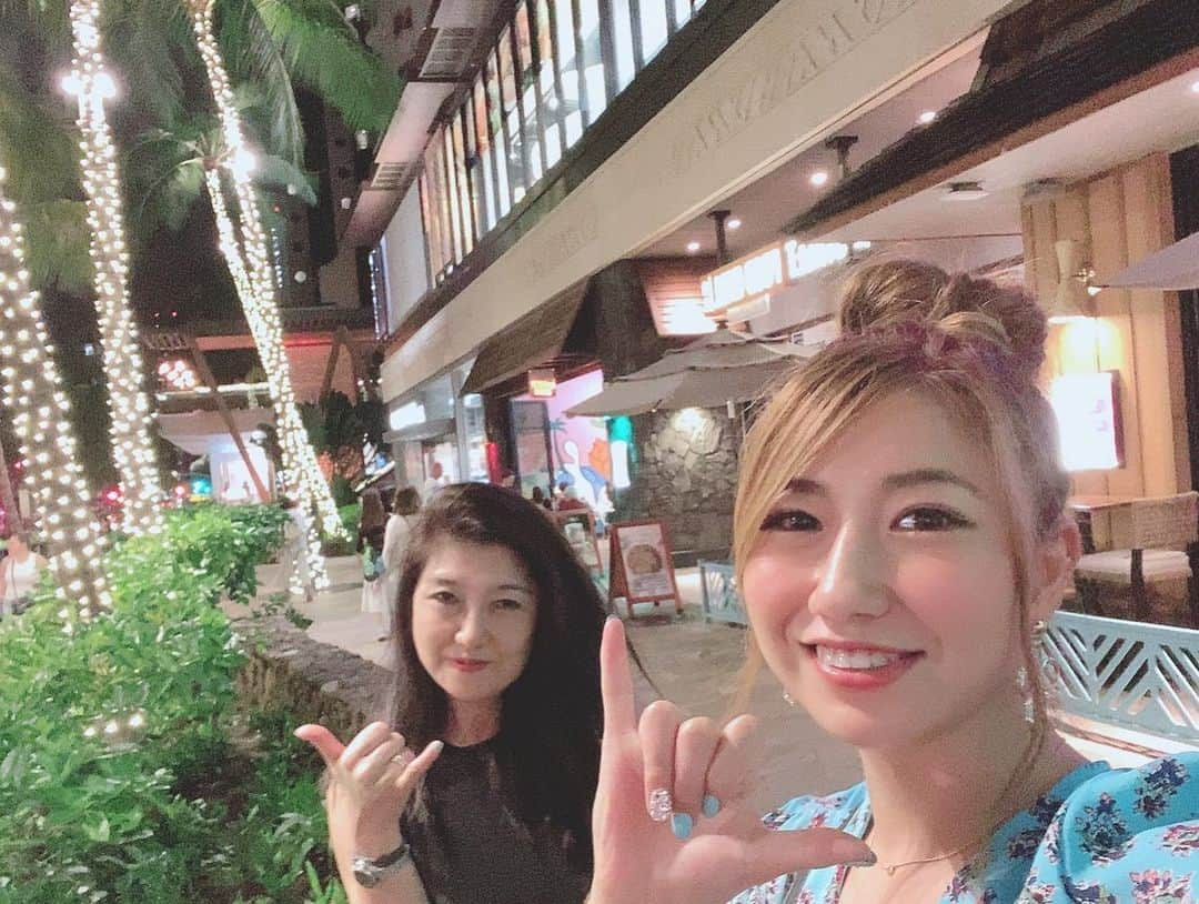 宮川杏奈さんのインスタグラム写真 - (宮川杏奈Instagram)「Hawaii着 ↓ アラモアナ ↓ ホテルチェックイン ↓ レンタカーでCostco ↓ ホールフーズマート ↓ ウォールマート ↓ インターナショナルマーケットプレイス . つっかれたぁぁぁ🤭🌺 明日も楽しみ⭕️ .  #ハワイ #thanksgiving #shopping #Hawaii #Honolulu #Waikiki #旅行 #女子旅 #ハワイ旅行 #ハワイ好き  #ハワイ好きな人と繋がりたい #ハワイグルメ #ハワイ旅行 #南国リゾート #hawaiistagram  #hawaiisbestphotos  #ブラックフライデー  #blackfriday  #パーソナルトレーナー #パーソナルトレーナーの生活 #トレーニング女子  #筋トレ女子  #杏奈とママの最幸女子旅」11月28日 18時37分 - an1221na