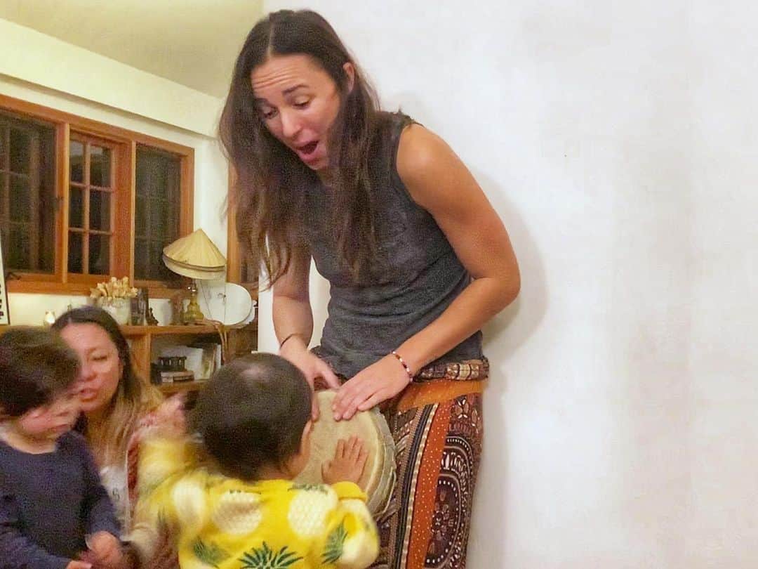 ブリアナ・エヴィガンのインスタグラム：「I’m in love with you @ailabunprasert ... tonight was perfect. Nothing better than being reminded of the pure kid like self in all of us. May the prayers, and circle, and community that lived in my living room live on tonight. Thankful for all the gifts in advance, and the family outside of my blood that blows my mind everyday. YOU ARE ALL SOMETHING ELSE. Lucky is an understatement. To many more nights like this... good food, dancing, singing, Prayers, deep convos, grateful bowl, drum session, piano, guitars, wigs, Asian hats, Jean jackets, wine, what more could you ask for?! 🧡#mydrummerbuddy」